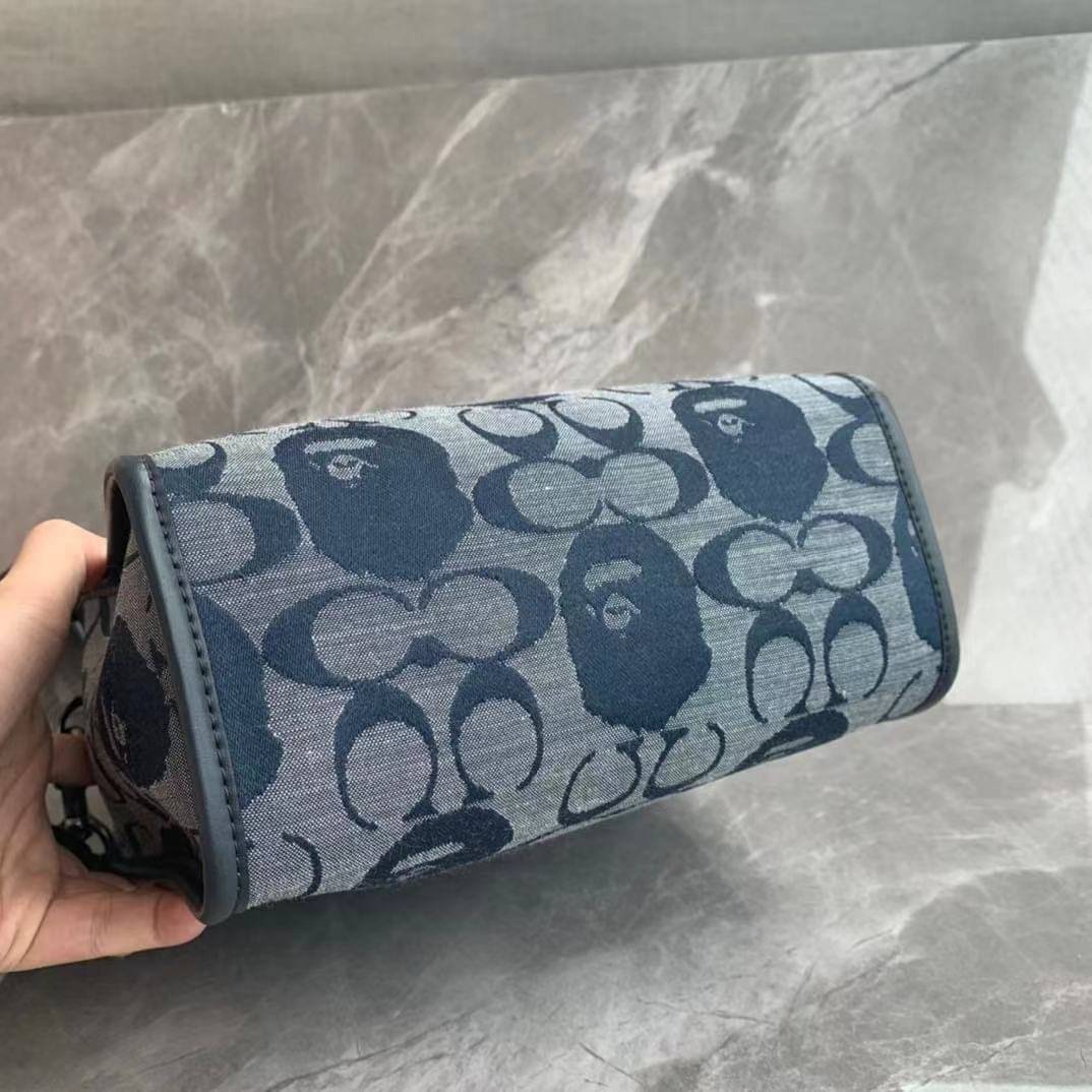 Coach Bape X Coach Tote 22 In Signature Jacquard กระเป๋าถือและครอสบอดี้โท้ทมินิไซส์ รุ่นใหม่สุดฮอต!! ใบจริงคือน่ารักม้ากกกก!! สวยอยู่ทรง มี 2 สี น่ารักน่าใช้ วัสดุหนังแคนวาส มาพร้อมหูจับในตัวและสายสะพายข้าง ถอดออกหิ้วเก๋ๆก็ได้ หรือสะพายถ่ายรูปชิคๆก็ดูดี ล