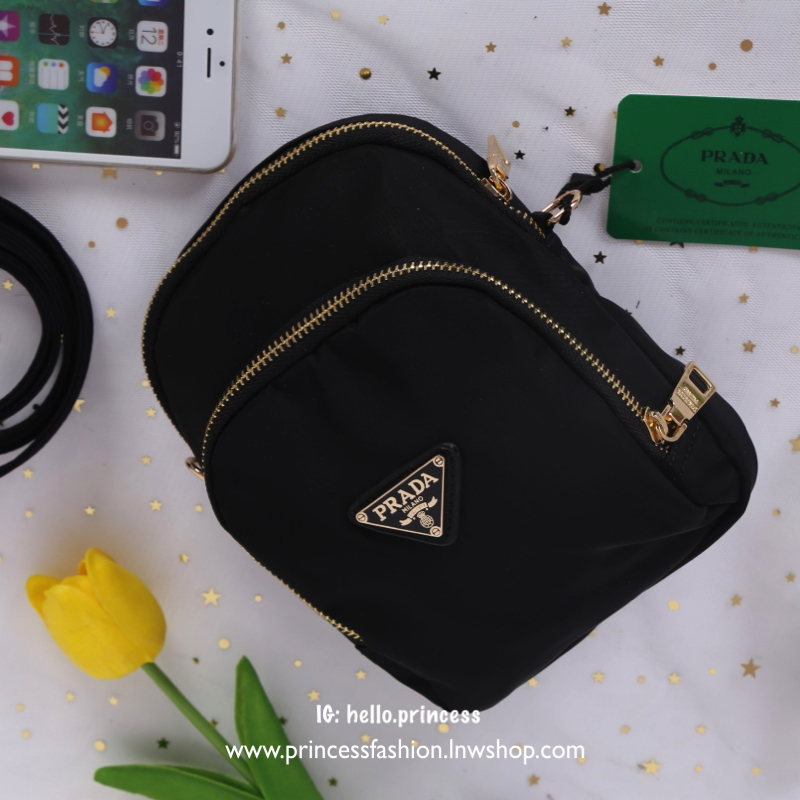 Prada Small Nylon Crossbody Bag สินค้า Premium gift จากเค้าเตอร์แบรนด์ต่างประเทศ แท้ 100% วัสดุไนล่อน คุณภาพดี น้ำหนักเบา อะไหล่ทอง สวย หรู น่าใช้มากเลยค่ะ มีช่องใส่ของ 2 ช่องซิป ด้านในใส่ของจุกจิก Iphone 8+ กระเป๋าสตางค์ใบสั้น ได้สบาย ซับในพิมพ์ลายแบรนด์