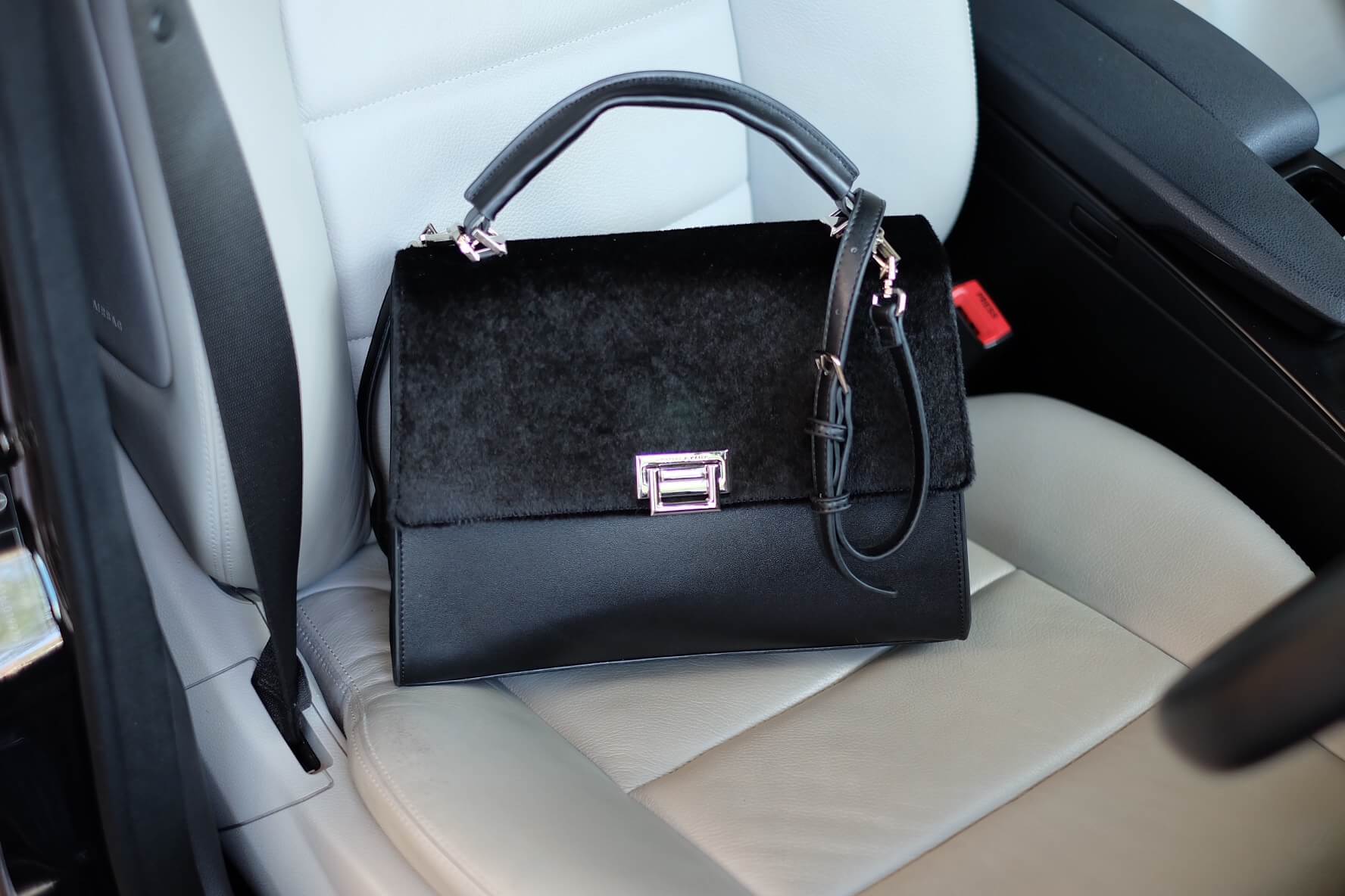 สินค้าเข้าใหม่จาก แบรนด์ charles&keith รุ่นหายาก!!! สวย หรู คุ้มเกินราคาคะ ตัวกระเป๋า เป็นหนัง ติดขน fur สั้น สีดำ สวย เก๋ มากคะ ตัดกับอะไหล่สีเงิน ขนาดกำลังดี จุของได้เยอะ สามารถถือ หรือ สะพายข้างได้ ภายในมี ซับในอย่างดี มีช่องใส่ของจุกจิก 2 ด้านเลยคะ #ส