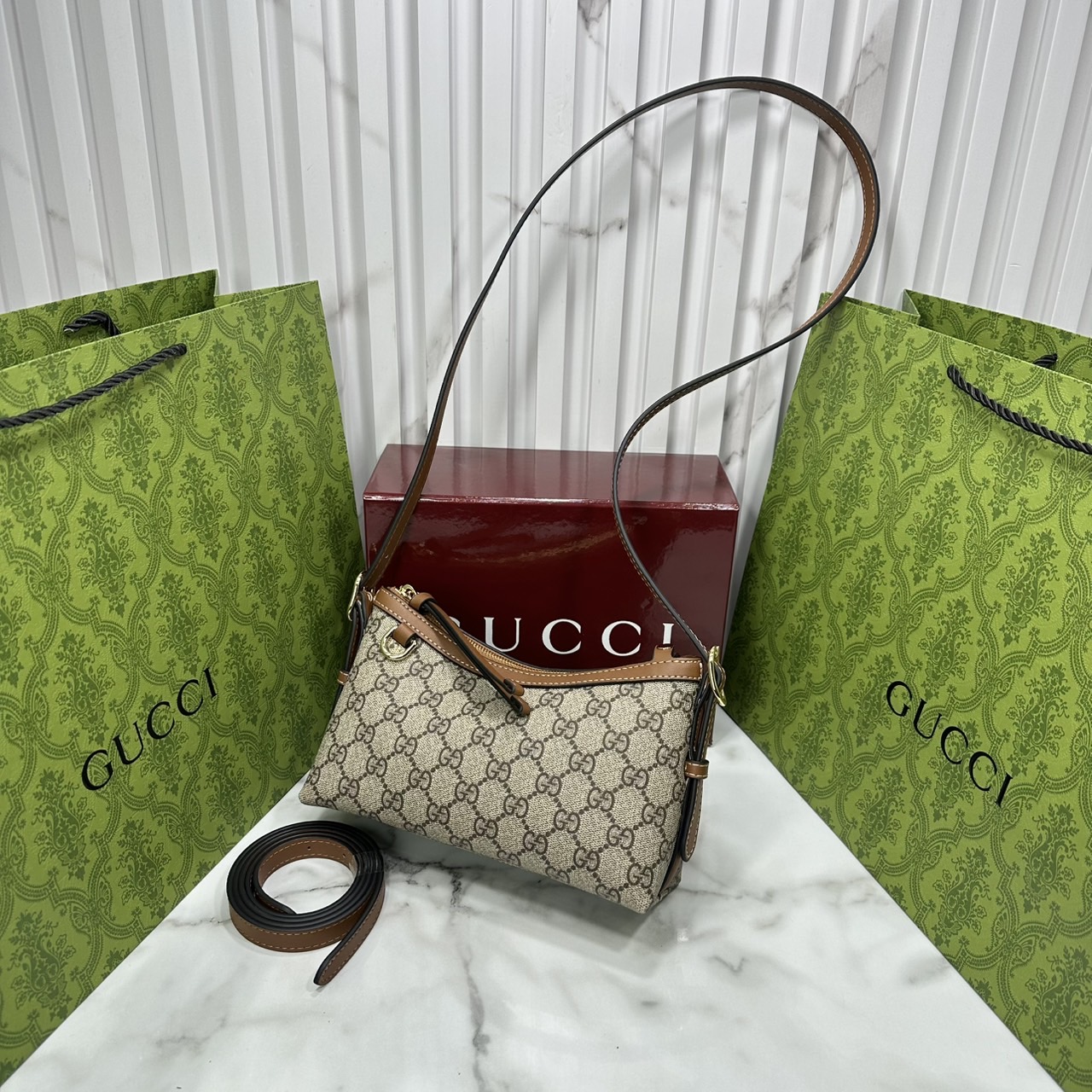 ORI หนังแท้ | Gucci GG Emblem small shoulder bag กระเป๋าสะพายทรงพอช ถือ/คล้องไหล่เก๋ๆหรือสะพายข้างได้ ทรงสวยคลาสสิค มีอะไหล่ห่วงสำหรับห้อยพวงกุญแจได้ เป็นไอเท็มต้องมีและยกเป็น everyday bag ได้เลย