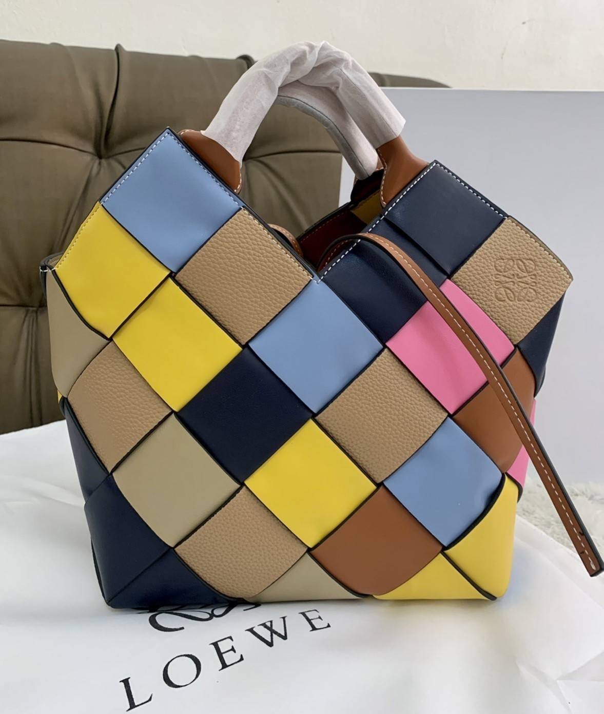 LOEWE SURPLUS LEATHER WOVEN BASKET BAG IN CLASSIC CALFSKIN กระเป๋าสาน กระเป๋าถือหรือสะพาย อะไหล่เงิน มาพร้อมสายสะพายยาวในตัว (ถอดได้ /ปรับระดับไม่ได้) ดีไซน์ถักทอแบบงานสานหมากรุก สวยล้ำนำสมัยมากๆ ค่ะ น้ำหนักเบา ตอบโจทย์การใช้ชีวิตระหว่างวันที่ดูไม่ซับซ้อน