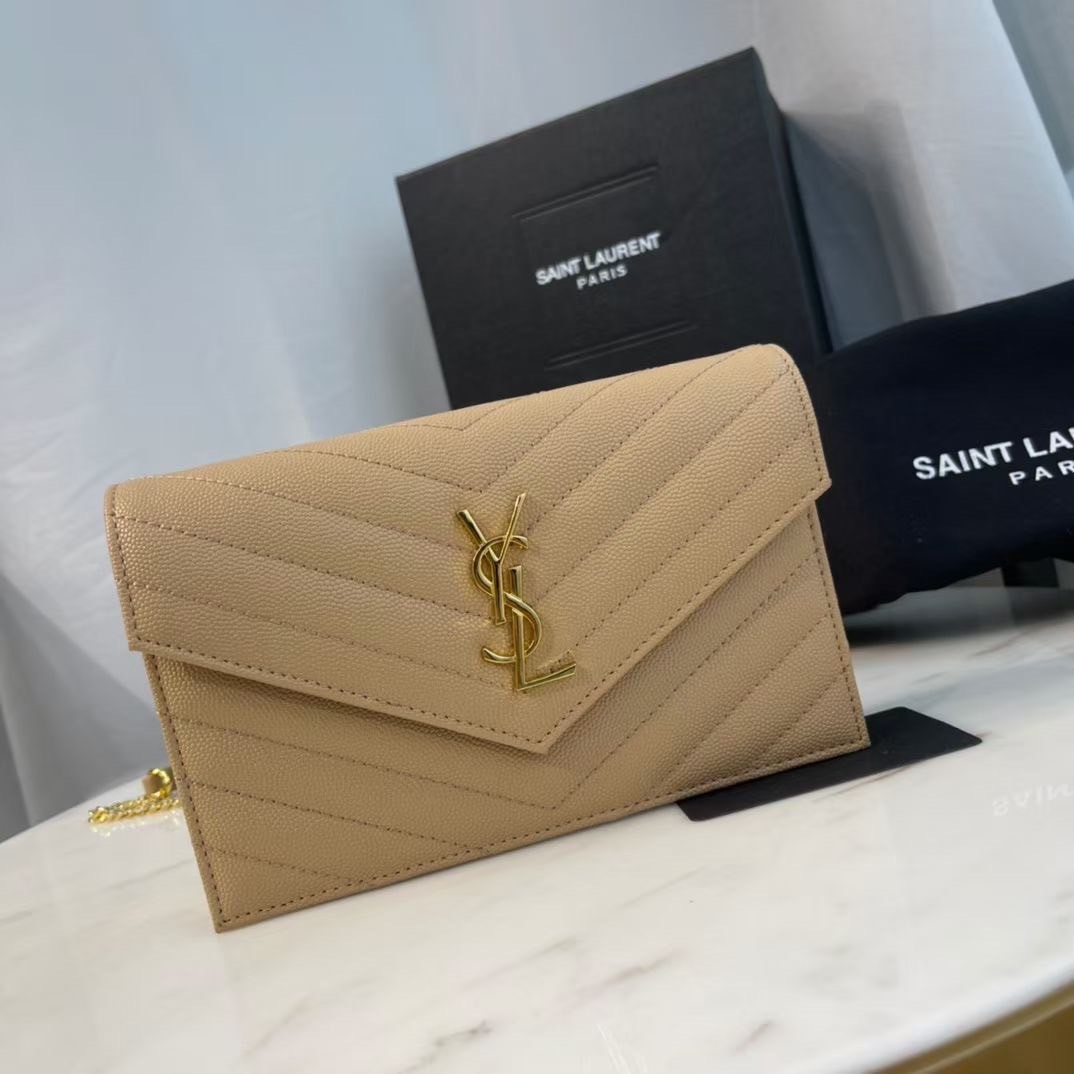 VIP 】หนังแท้ YSL Saint Laurent Envelope WOC 7.5” กระเป๋าเงิน wallet on chain ที่มาพร้อมสายสะพายแบบโซ่ ขนาด 7.5” หนังวัวติดโลโก้ YSL มีทั้งอะไหล่เงิน ทอง และดำ ด้านในมีช่องซิป และช่องใส่การ์ด 6 ช่อง เรียบหรู คลาสสิคมากๆ เลยค่ะ