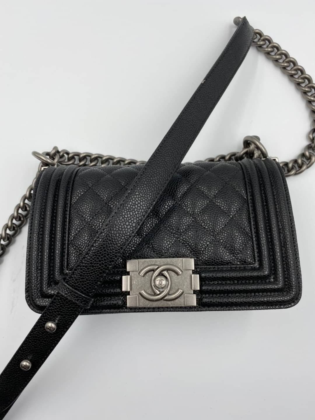 VIP 】หนังแท้ CHANEL BOY Mini Caviar Leather Silver/Gold กระเป๋าสะพายรุ่นยอดนิยมตลอดกาล หนังคาเวียร์อย่างดี อะไหล่เงินและทองรมควัน หรูหรามาก รุ่นนี้ไม่ต้องพูดเยอะ ขายดีตลอดปีเข้าเพิ่มไม่เคยพอเลยค่าา พร้อมส่งแล้ววน้าา สาวๆ จัดด่วนค่าา