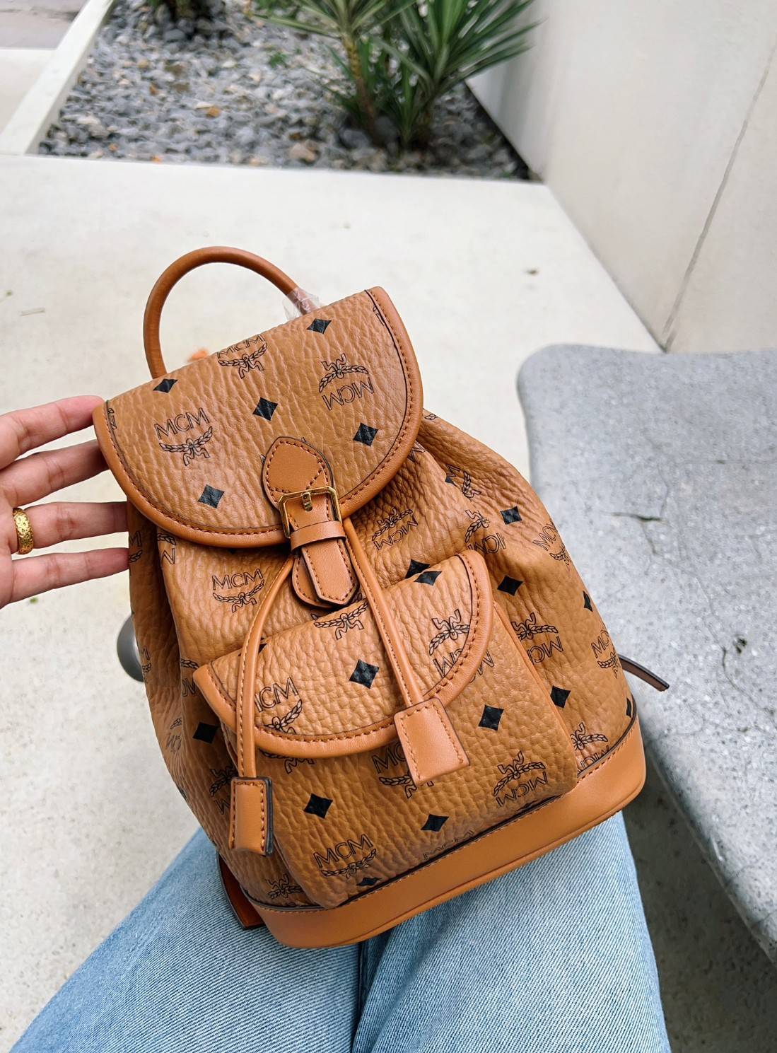 M.C.M AREN VISETOS BACKPACK / M.C.M Aren Drawstring Backpack in Visetos กระเป๋าเป้ทรงบัคเกตที่ทันสมัยคลาสสิคสวยมากๆ หนังแคนวาสอย่างดี ลายหนังสวยอีกหนึ่งรุ่นที่สาวๆควรมีติดตัว 🧡เกรดท็อปออริ เทียบแท้ 1:1 เกรดดีสุด ใช้งานต่างประเทศได้