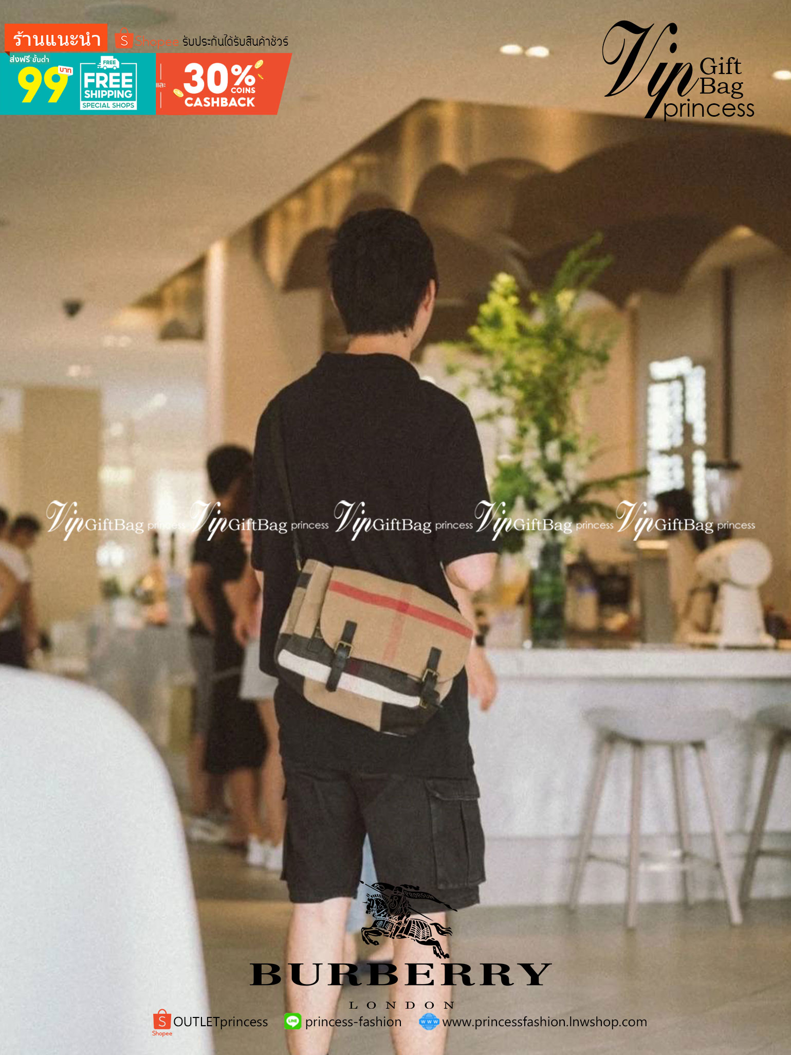 พร้อมเป็นของขวัญ มอบให้คุณผู้ชายแล้วค่ะ สำหรับ BURBERRY MASSENGER VINTAGE BAG VIP GIFT WITH PURCHASE (GWP) พรีเมี่ยมกิ๊ฟ Limited Edition จากBURBERRY วัสดุผ้าแคนวาสโทนสีสุภาพ คลาสสิค ด้ายหลังมีช่องกระดุมใหญ่ ตัวกระเป๋าเปิดปิดด้วยตัวล็อค ภายในมีช่องแยก2ช่อง