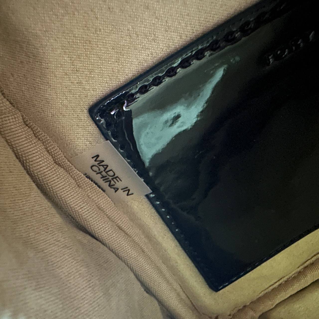 Tory Burch T Monogram Embroidered Patent Cube คอลเลคชั่นใหม่ รุ่นลิมิเต็ดรูปทรงใหม่ T Monogram สุดcube วัสดุหนังแท้ เปิด-ปิดด้วยซิป ภายในกว้าง มีช่องแยก 1 ช่อง สามารถใส่โทรศัพท์มือถือได้ทุกรุ่น สามารถถือหิ้วหรือสะพายได้ สายสามารถถอดและปรับระดับได้คะ