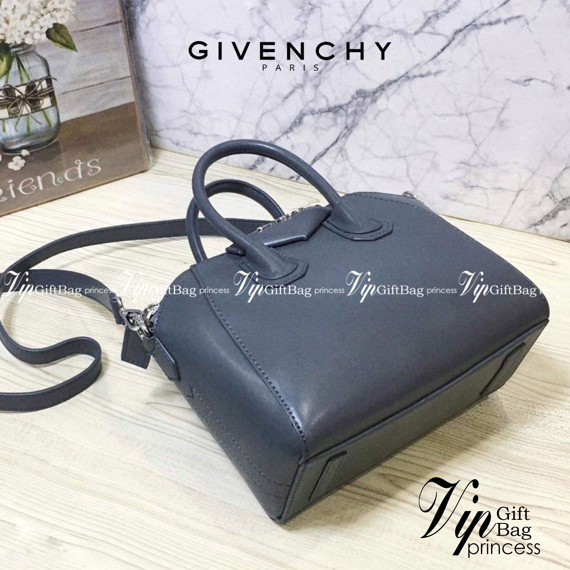 Givenchy Antigona Mini leather shoulder bag กระเป๋าสุดคลาสสิก ใบเดียวก็เอาอยู่ Day to Night Bag เข้าได้กับลุค Smart Casual ด้วยทรงกระเป๋าที่ฐานกว้างใส่ของใช้ที่จำเป็นได้ทุกอย่าง ตั้งอยู่ทรง มาพร้อมสายสะพายตกแต่สายแบบหมุดแหลม สามารถปรับระดับได้ จะถือหรือคล