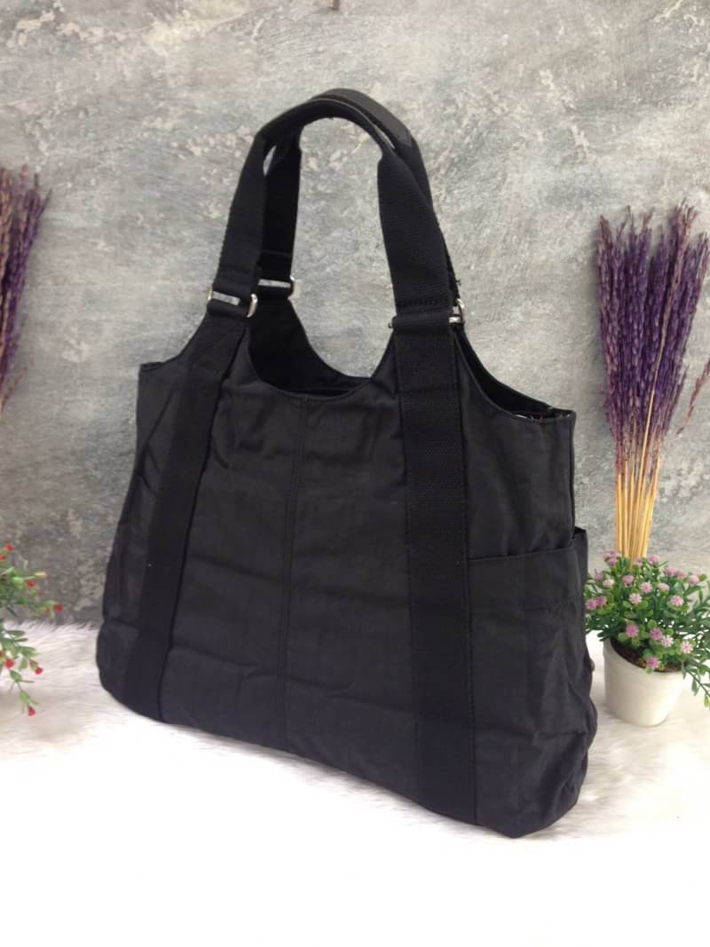 Kipling รุ่น Cicele กระเป๋าสะพายไหล่ใบใหญ่ สวยน่ารัก ตัวกระเป๋าด้านในเป็นช่องโล่งแบบปิดเปิดด้วยซิป มีช่องซิปด้านใน ด้านข้างกระเป๋า มี 2 ช่อง ปิดเปิด ด้วยเทป พร้อมที่ใส่โทรศัพท์ ปากกา และ MP 3 ในส่วนด้านใน และ ด้านข้างกระเป๋า ซ้าย-ขวา เป็นช่องขนาดเล็กสำหรั