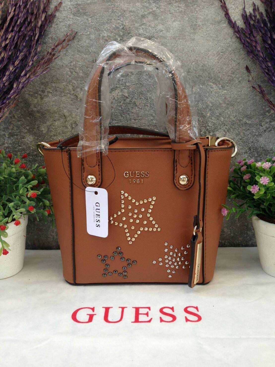 GUESS DELANEY SAFFIANO MINI CROSSBODY BAG WITH STAR กระเป๋าถือหรือสะพาย GUESS FACTORY วัสดุหนังลาย Saffiano ประดับอะไหล่เงินรูปดาวสุดชิค ขนาดกำลังดี น้ำหนักเบา ด้านหน้าประดับ logo พร้อมกับ พวงกุญแจ Signature แบรนด์ที่หูหิ้ว ถอดเเยกใช้ได้ เปิดปิด ด้วยซิป ภ