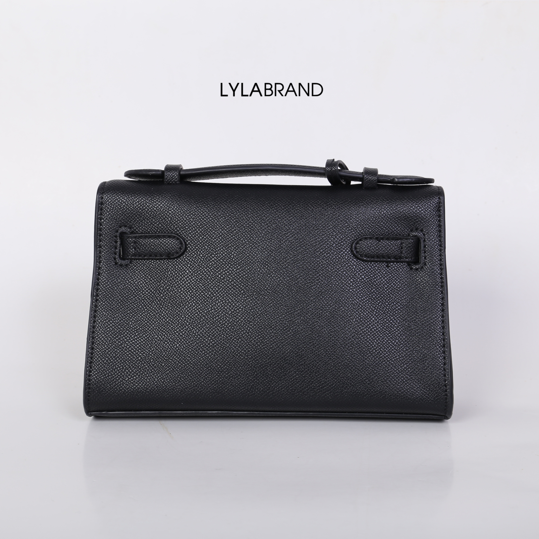 LYLABRAND🔔 KELLY MINI SIZE 22 CM / EPSOM PU TOP PREMIUM มาพร้อมสายหนังและสายโซ่คุณภาพดีสุดๆ ใบเล็กน่ารักพอดิบพอดีถือเป็นครัชออกงานได้ให้ลุคหรูสุด หรือจะใส่กับชุดทำงาน กางเกงยีนส์ ได้หมด ครบเลยค่ะ ให้ลุค ผู้ดีมากๆ ใส่ iphone plus ได้ทุกรุ่น มีสีให้