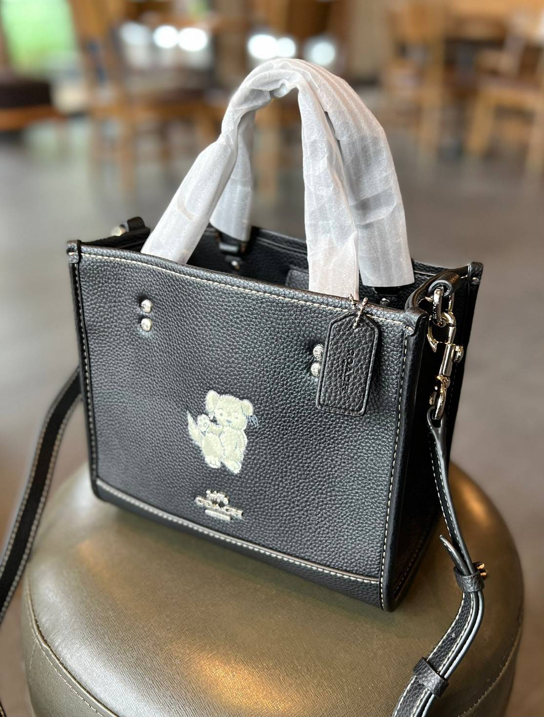 COACH DEMPSEY TOTE WITH HAPPY DOG ((CD448)) 🐶 รุ่นใหม่ล่าสุด น้องหมาน่ารักมากๆค่ะ! ยังไม่เข้าไทย กับกระเป๋าDempsey tote รุ่นใหม่ล่าสุด ที่ออกแบบด้านหน้ารูปสุนัขซุกซนเข้ามา ตรงใจใครหลายคนๆเลยทีเดียว หนังแท้อย่างดี หนังมีความนุ่มและนิ่มมากๆ หลงรักแน