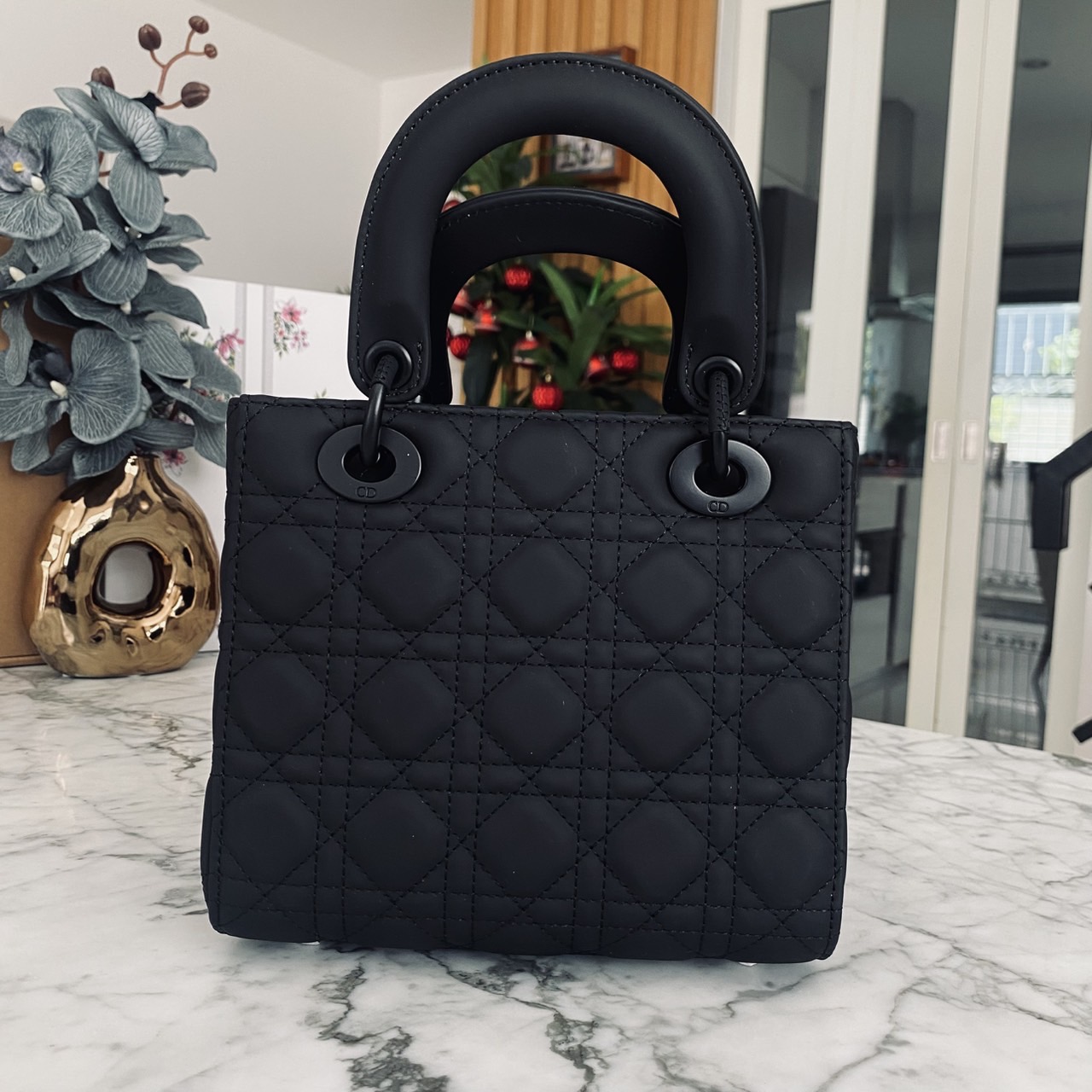 DIOR Small Lady My ABCDior bag Black Cannage Ultra-matte กระเป๋าสะพายดีไซน์เรียบหรู ทรงกล่องคลาสสิค โดดเด่นด้วยพวงกุญแจอะไหล่สีเดียวกับตัวกระเป๋า สีดำผิวแมทท์สุดคลาสสิก ลายเส้นซ้อนทับสวยงาม