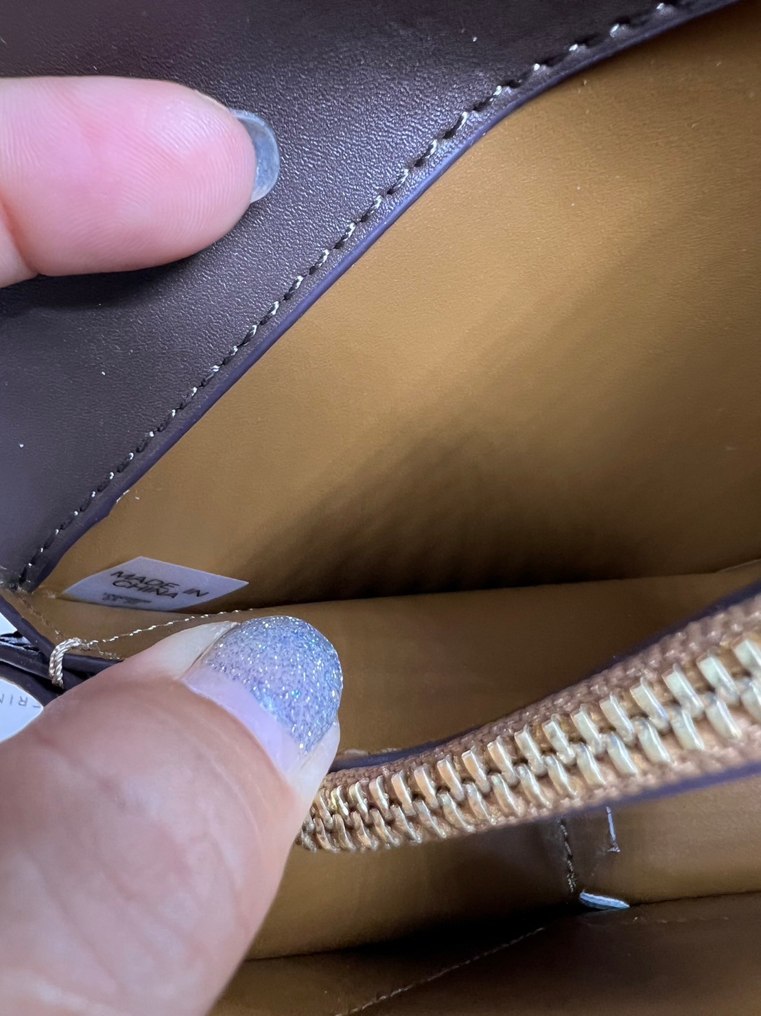 6 สี Tory Burch Croc Eleanor Small Bag / TORY BURCH ELEANOR CROC EMBOSSED LEATHER กระเป๋าสะพายหนังพิมพ์ลายจระเข้ ดีไซน์หรูหรา โด่นเด่นด้วยโลโก้แบรนด์อะไหล่ด้านหน้า และสายสะพายโลหะสีทอง