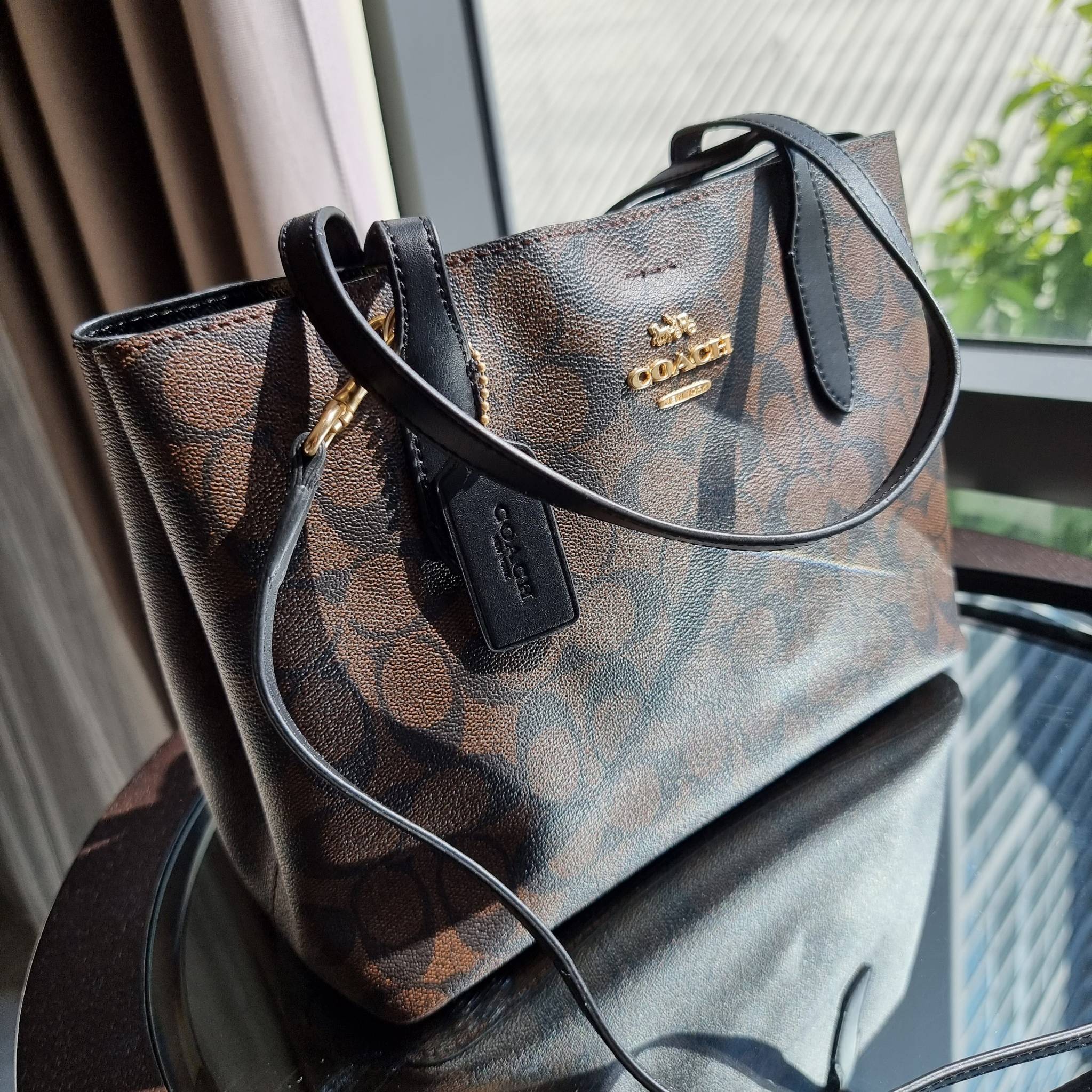 OUTLET 】COACH 73293 MINI AVENUE CARRYALL IN SIGNATURE CANVAS กระเป๋าสะพายรุ่นคลาสสิค คัมแบคแล้วจ้าแม่!! ไซส์กำลังสวย วัสดุหนังแคนวาสคุณภาพดี ด้านข้างเก็บทรงได้ เปิด-ปิดด้วยกระดุมแม่เหล็ก ใช้งานง่าย มีช่องซิป ใบนี้เห็นเล็กๆ แต่จุได้เยอะพอสมควรเลยน้า ɣ