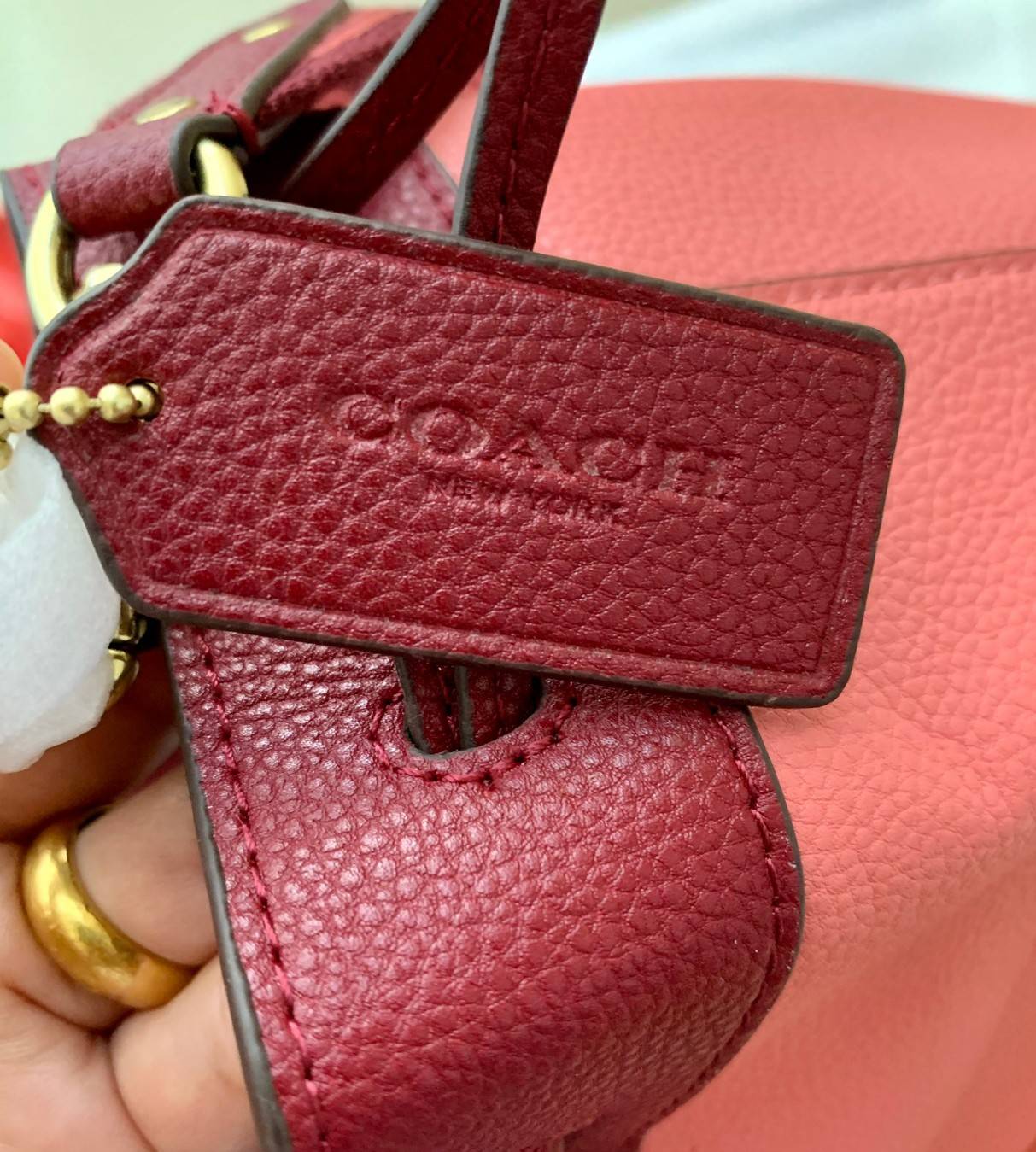 COACH Color-Block Leather Field Bucket Bag ((C3850//C3851)) พร้อมส่งที่ไทย ใหม่ล่าสุดค่ะ! กระเป๋าทรงขนมจีบ สุดฮิต ใช้ได้กับทุกๆวัน หนังแท้ลายหนังสวยนิ่มมือดีค่ะ ด้านหน้ามีโลโก้แบรนด์ตังใหญ่ ปากกระเป๋าแบบหูรูด ปล่อยหนังห้อยยาวลงมา ภายในกระเป๋ากว้างใส่กระเป