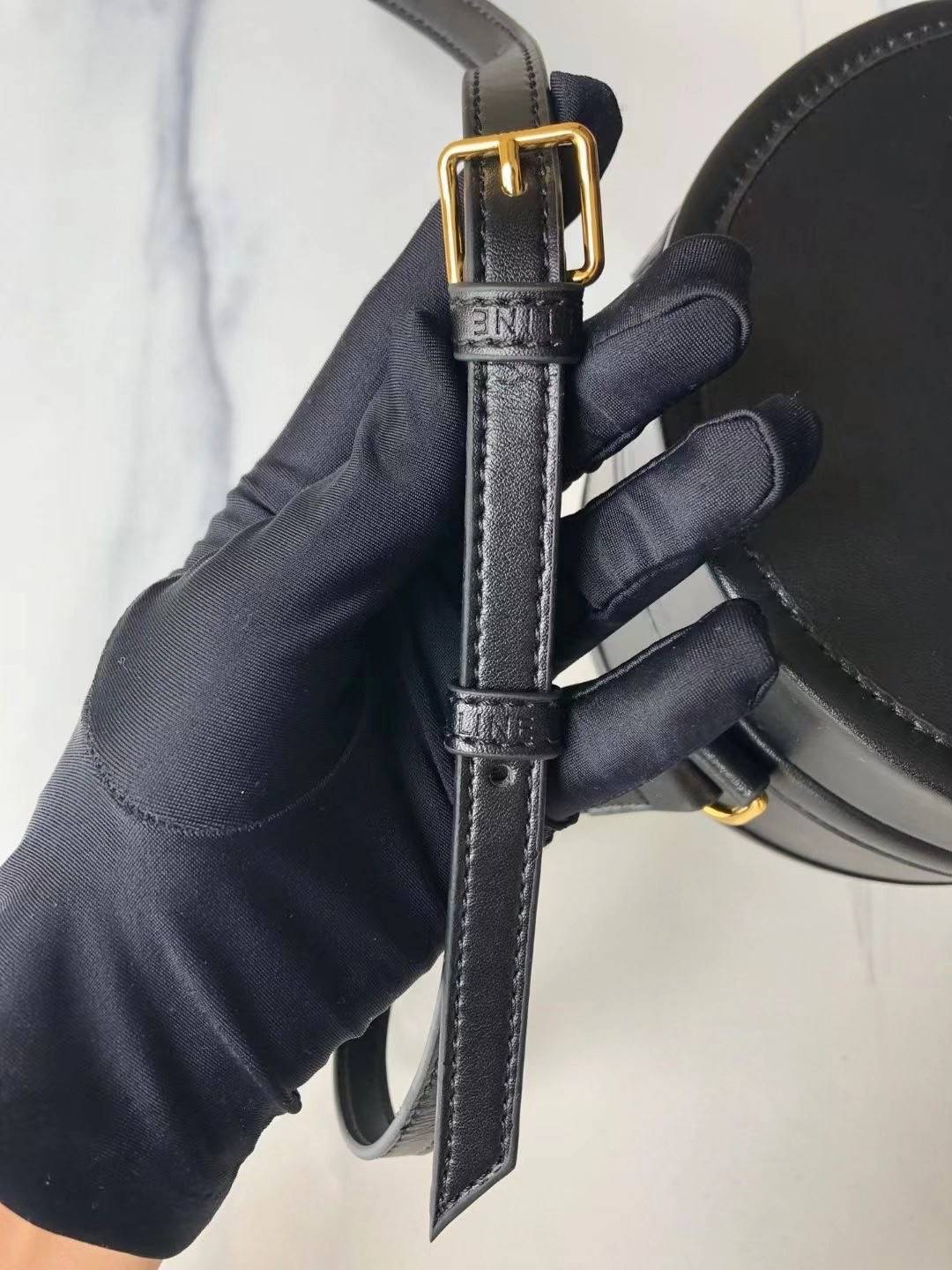 CELINE MEDIUM TAMBOUR IN SMOOTH CALFSKIN BAG กระเป๋าทรงกลมสวยหรูอยู่ทรงเปิดปิดด้วยฝาปิดกระดุมโลโก้แบรนด์ ภายในโล่ง