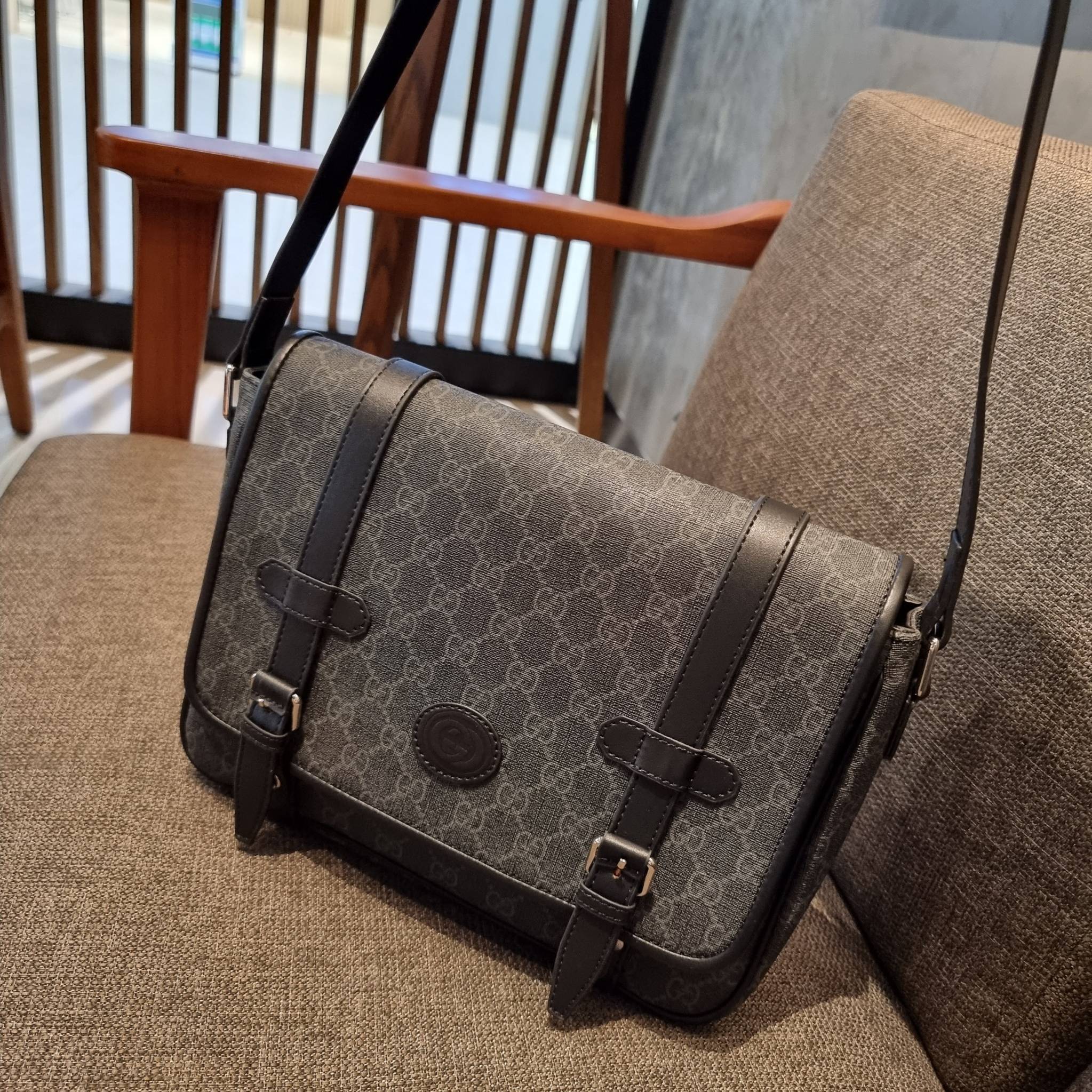 Gucci GG Supreme messenger bag GC MESSENGER VINTAGE BAG กระเป๋าสะพายข้างทรงแมสเซนเจอร์ ย้อนยุค ลุคผู้ดีแบบลูกคุณ ดีไซน์ unisex ใช้ได้ทั้งชายและหญิง พรีเมี่ยมกิ๊ฟวีไอพี วัสดุหนังแคนวาส ใช้งานง่ายด้วยฝาเปิดกระดุมแม่เหล็ก ด้านหลังมีช่องเก็บของจุกจิกได้ ภายใน