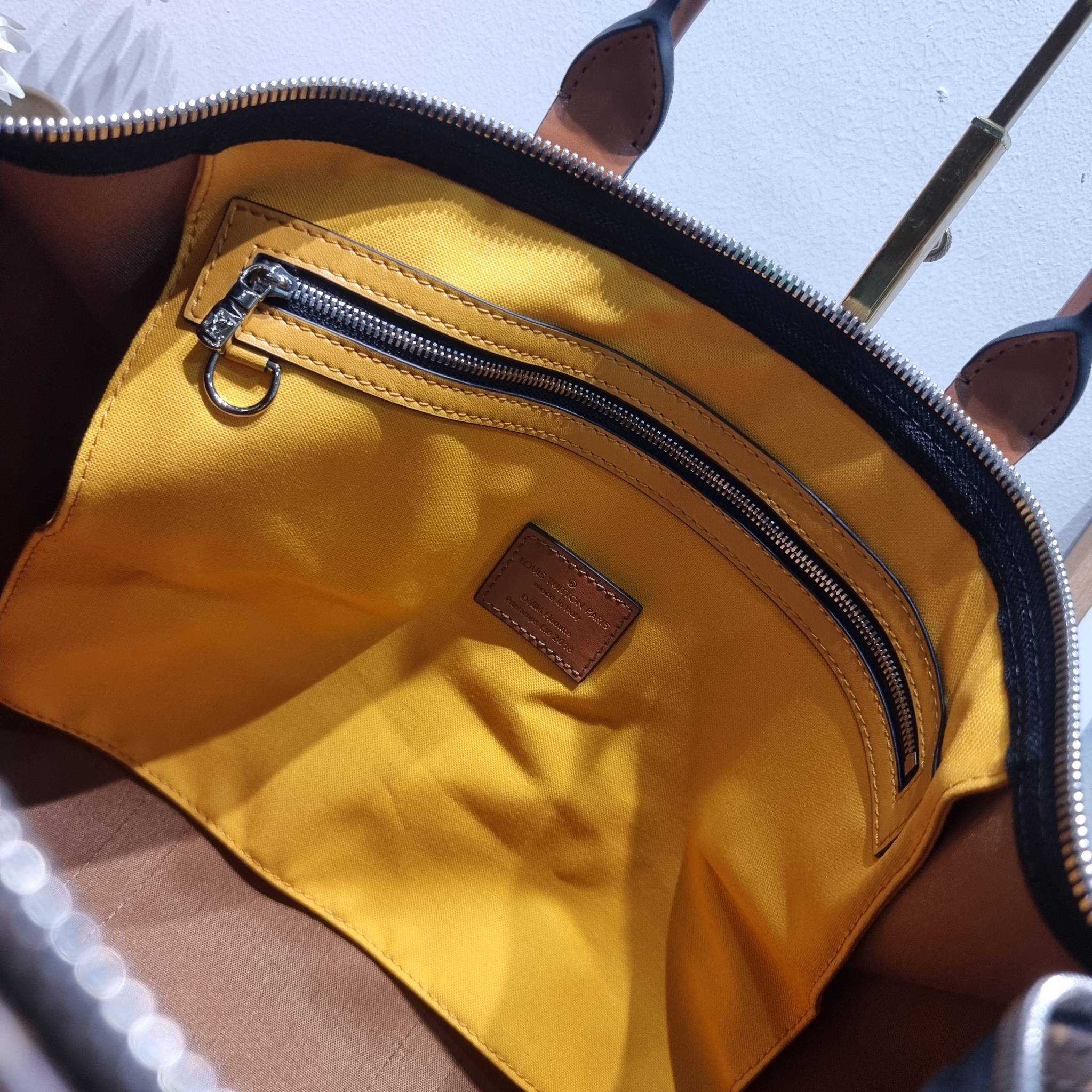 LV KEEPALL BANDOULIERE กระเป๋าเดินทางสุดชิค ที่ทำให้การเดินทางไม่ธรรมดาอีกต่อไป ด้วยลูกเล่น patch แท็กห้อย และใบลูก ที่จัดมาให้ได้เก๋ๆ ไม่ซ้ำใคร วัสดุหนังแคนวาสคุณภาพดี ดีไซน์ลวดลายโมโนแกรมเอกลักษณ์ ซิปมีตัวล็อคไว้ให้แน่นหนา มีสายสะพายครอสให้ ภายในโล่งกว้