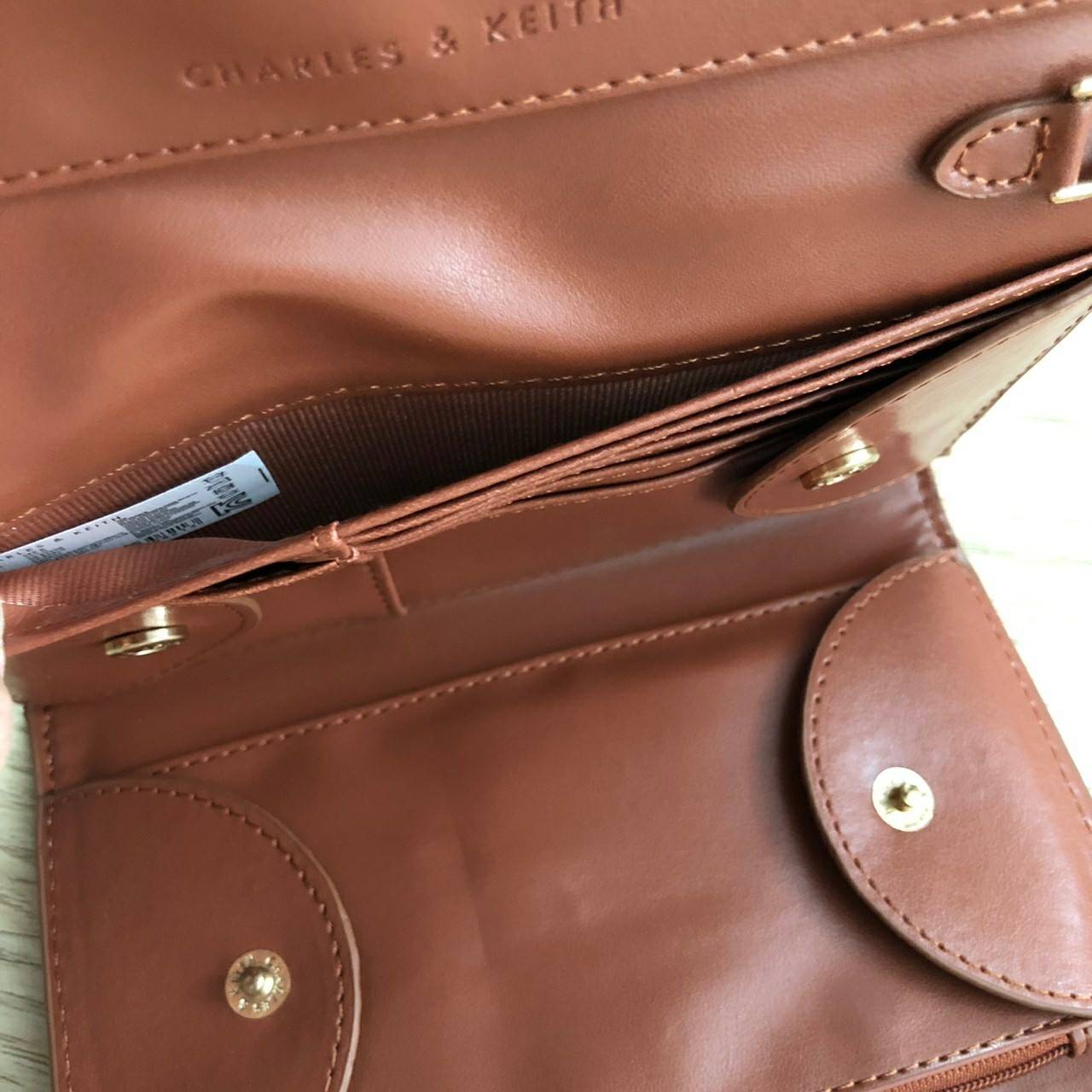 Charles & Keith Front Flap Wallet กระเป๋าสตางค์ มาพร้อมสายโซ่สลับหนัง เปิด - ปิดกระเป๋าด้วยกระดุม ด้านในมีช่องหลายช่อง แยกเก็บของได้เป็นสัดส่วน และมีช่องซิป 1 ช่องค่ะ ด้านหลังมีช่องอีก 1 ช่อง มาพร้อมสายโซ่สลับหนังยาวประมาณ 114 cm สามารถถอดได้ (ปรับไม่ได้ค