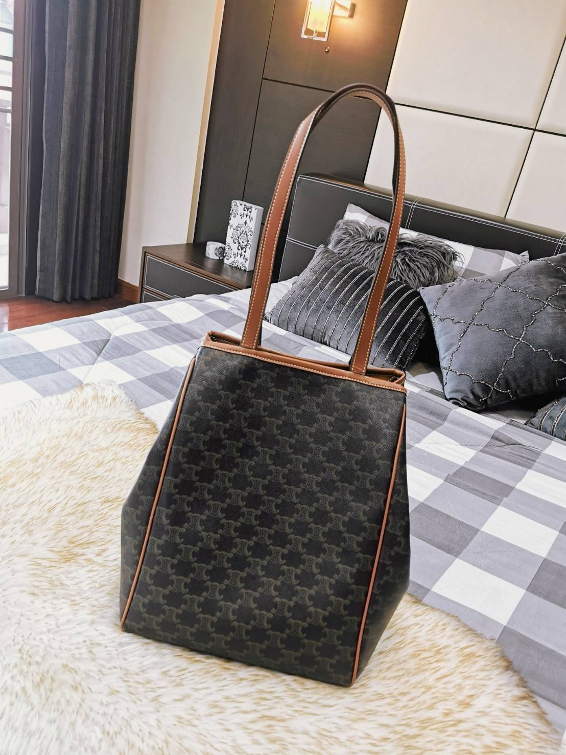 กลับมาตามคำเรียกร้อง! พร้อมส่งรุ่นหายากนะคะ!✴️ RARE ITEMS! NEW CELINE SHOPPING BAG VIP GIFT WITH PURCHASE (GWP) กระเป๋าสะพายพรีเมี่ยมกิ๊ฟ Limited จาก CELINE HAUTEPARFUME DUTY FREE วัสดุ TRIOMPHE CANVAS หนังสวยอยู่ทรงกันน้ำในดีไซน์ทรง TOTE สวยหรูคลา