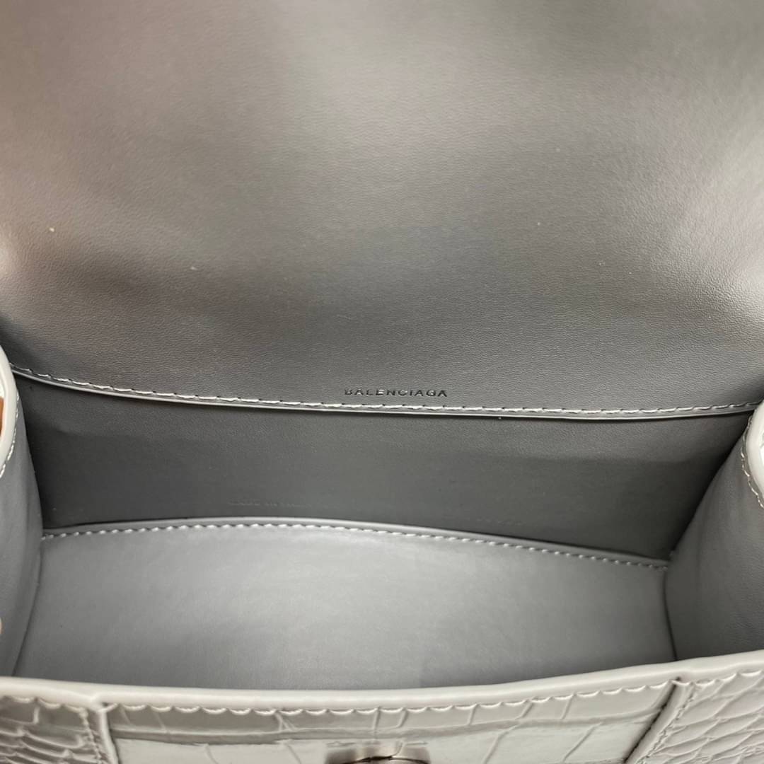 หนังแท้ BALENCIAGA HOURGLASS TOP HANDLE XS Shiny crocodile embossed calfskin การสร้างสรรค์ที่มีเอกลักษณ์เฉพาะตัว หรูหรา โทนสีโดดเด่น วัสดุหนังแท้ลายจระเข้ ภายในโล่งกว้างหนังแนปป้าอย่างดี เกรดออริจินอล ตอบโจทย์ได้ทุกลุค ทุกไลฟ์สไตล์ ภาพสินค้าถ่ายจากงานขายจ