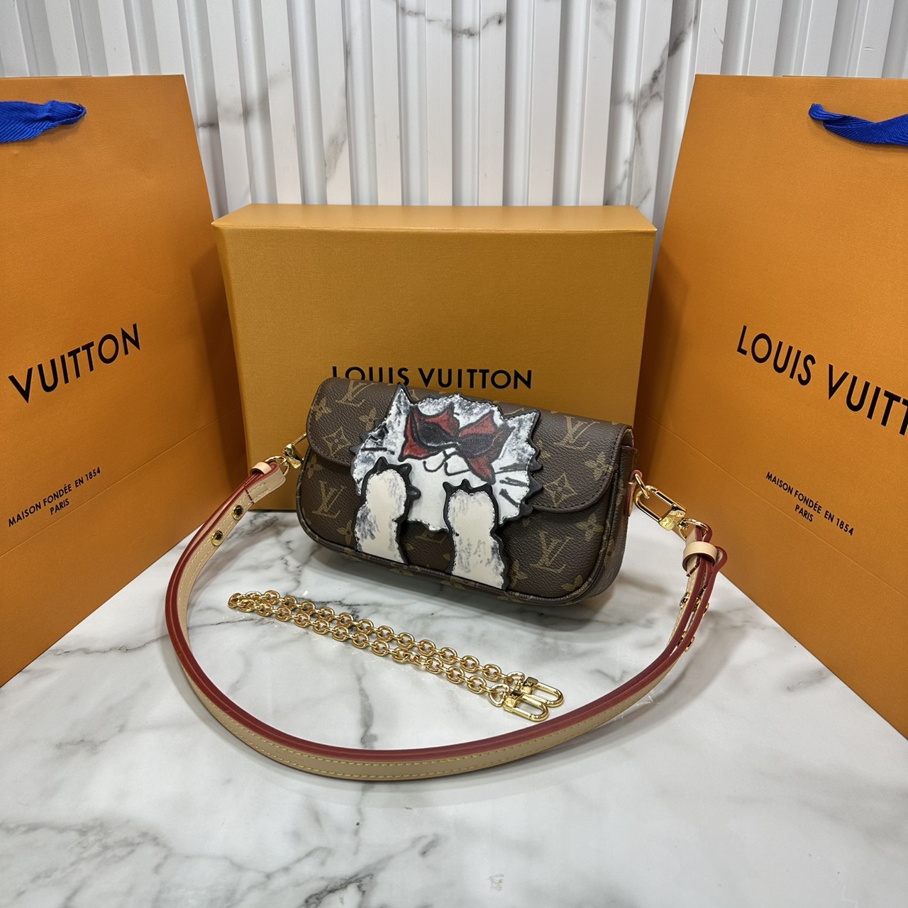 ORI หนังแท้ | LV Ivy chain wallet love of cats กระเป๋าสะพายไอวี่ดีไซน์กระเป๋าสตางค์ โดดเด่นด้วยการตกแต่งภาพประกอบแสนสดใสที่วาดมือลายน้องแมว พร้อมช่องใส่บัตร สายสะพายหนังและโซ่ถอดได้