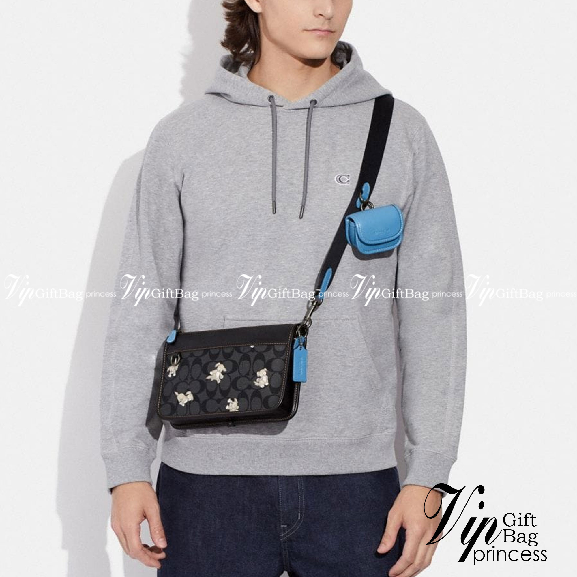 Coach Heritage Convertible Crossbody In Signature Canvas With Creature Print ((cc131)) 🐶 น่ารักขนาดนี้ ห้ามใจไม่ไหวเลยจ้า พร้อมส่ง! ยังไม่เข้าไทย ใหม่ก่อนใครค่ะ! หญิงก็ได้ชายก็ดี สำหรับรุ่นนี้ หนังแท้นิ่ม((หนังไม่แข็งทื่อๆ)) 🌟ทั้งใบปริ้นลา