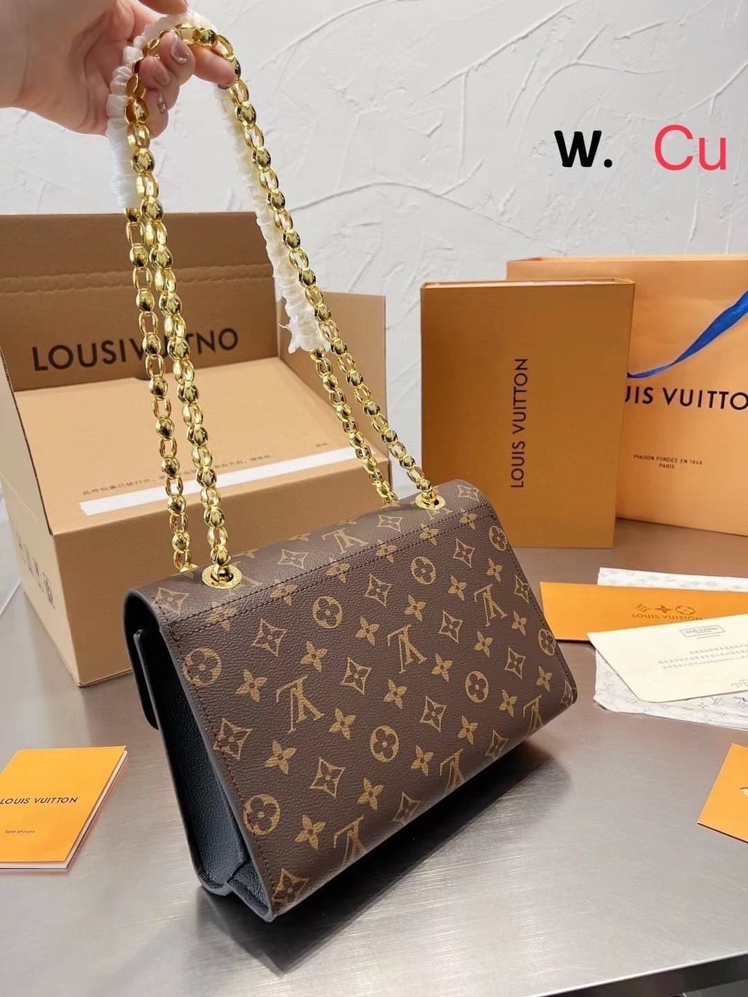LV VICTOIRE Monogram กระเป๋าสะพายไอเท็มนำแฟชั่นที่น่าดึงดูดใจ ทรงกะทัดรัดและใช้งานได้สะดวก หนังแคนวาสอย่างดี ลาย Monogram เปิด-ปิดแบบกดล็อคอะไหล่สีทองสวยงาม ภายในมี3ช่องกว้างสามารถใช้งานได้หลากหลายและจุของได้มากมายเกินคาดนะคะ