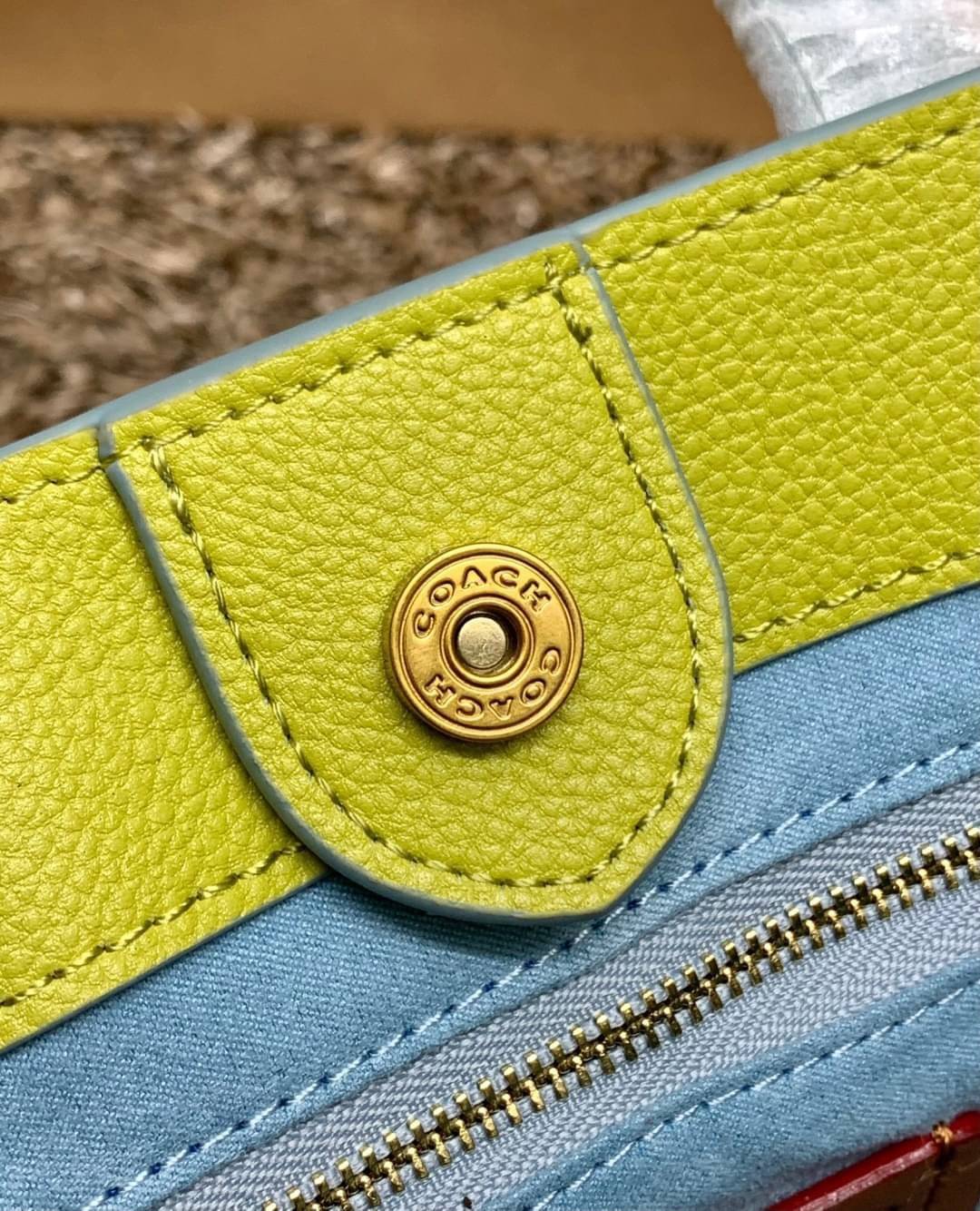 COACH FIELD TOTE 30 IN COLORBLOCK WITH COACH BADGE ((C0777)) พร้อมส่งอีกครั้ง! ไม่มีสักใบยังไงไหว สีคือผู้ดี แจ่มใส ละมุนตา ไม่ฉูดฉาด แถมคุณภาพเต็ม100 เหมือนเดิมเลยค่ะ! กระเป๋าทรงTote ใบใหญ่ หนังแท้อย่างดี ลายหนังสวยมากๆ หลงรักแน่นอน คอนเฟิร์มค่าา! สีที่ใ