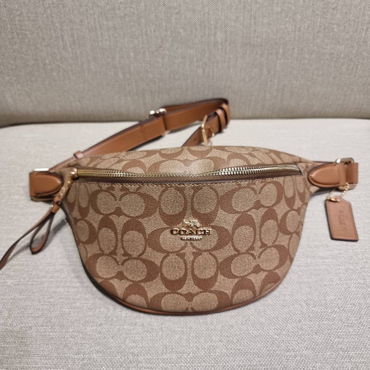 COACH F48740 BELT BAG IN SIGNATURE CANVAS กระเป๋าคาดอกทรง Unisex ที่ขายดีถล่มทลาย!! ขายได้ตลอดปี!! สวยเท่ทุกสี วัสดุหนังแคนวาสเคลือบคุณภาพดี ทนทาน ใช้งานง่าย ภายในเป็นช่องโล่ง เหมาะสำหรับคนที่ชอบพกอะไรง่ายๆ รับรองตอบโจทย์น้า