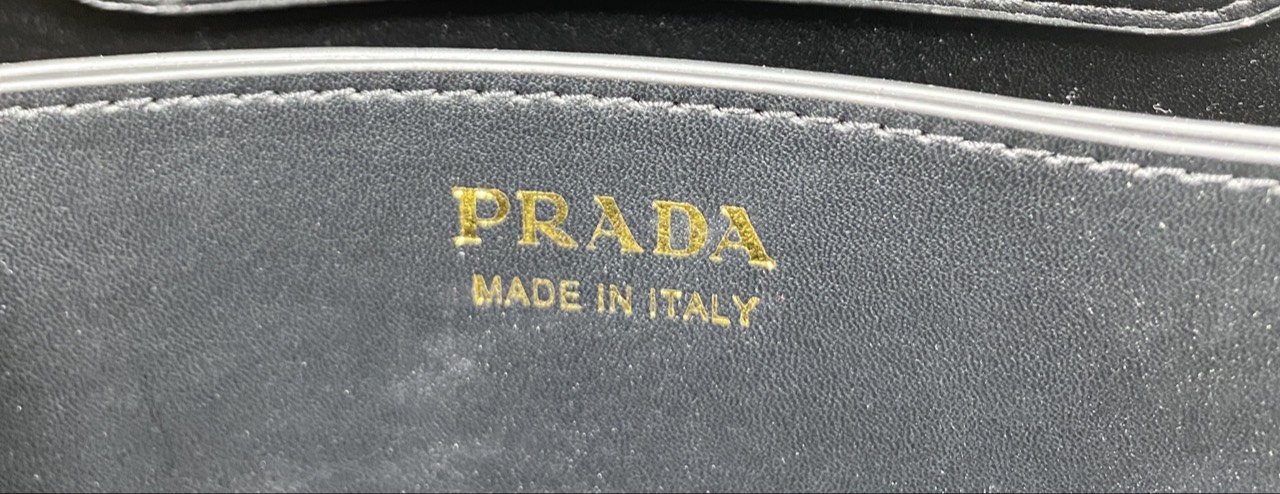 ORI หนังแท้ | Prada Matinee Medium Saffiano Leather Bag 28cm กระเป๋าสะพายทรงโฮโบสวยหรู ดีไซน์เรียบหรูตามแบบฉบับแบรนด์ ยังคงความเรียบแต่มากไว้อย่างหรูหราลงตัว ใช้งานได้หลากหลายโอกาส