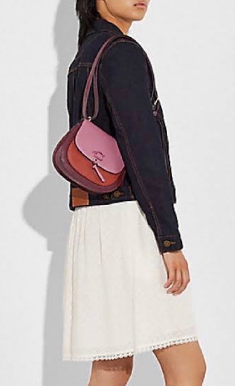 OUTLET 】COACH REMI SADDLE BAG IN COLORBLOCK ((1330)) รุ่นแนะนำ คลาสสิคน่าใช้มากๆ วัยใสๆใช้ดีค่ะ 😘 พร้อมส่งที่ไทยอีกครั้ง! กระเป๋าสะพายข้าง//ครอสบอดี้ร์//หรือทบเป็นสายคู่สะพายไหล่ได้ค่ะ แล้วแต่ชอบเลยค่ะ! วัสดุหนังแท้ ลายหนังสวยมากๆค่ะรุ่นนี้ หลงรัก