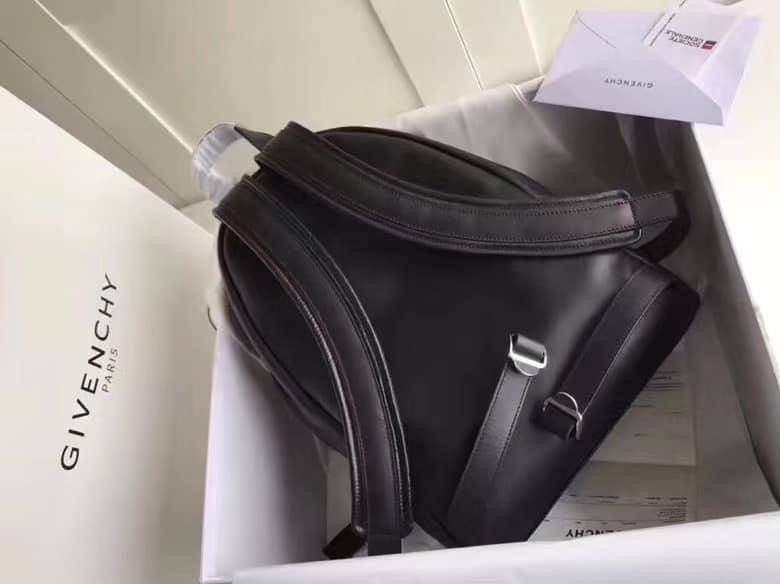 หนังแท้ GIVENCHY PARIS IN LEATHER BACKPACK พร้อมส่งที่ไทย งานเกรดออริจินอล ใช้งานต่างประเทศได้ กระเป๋าเป้ กระเป๋าสะพายหลังใบใหญ่ จุของได้เยอะ สีดำล้วนคลาสสิกมากๆค่ะ หนังแท้คุณภาพดียิ่งใช้หนังยิ่งสวย ใช้ได้ทั้งหญิง/ชาย ใบนี้คุ้มค่าราคามากๆ ทั้งดีไซน์และฟัง