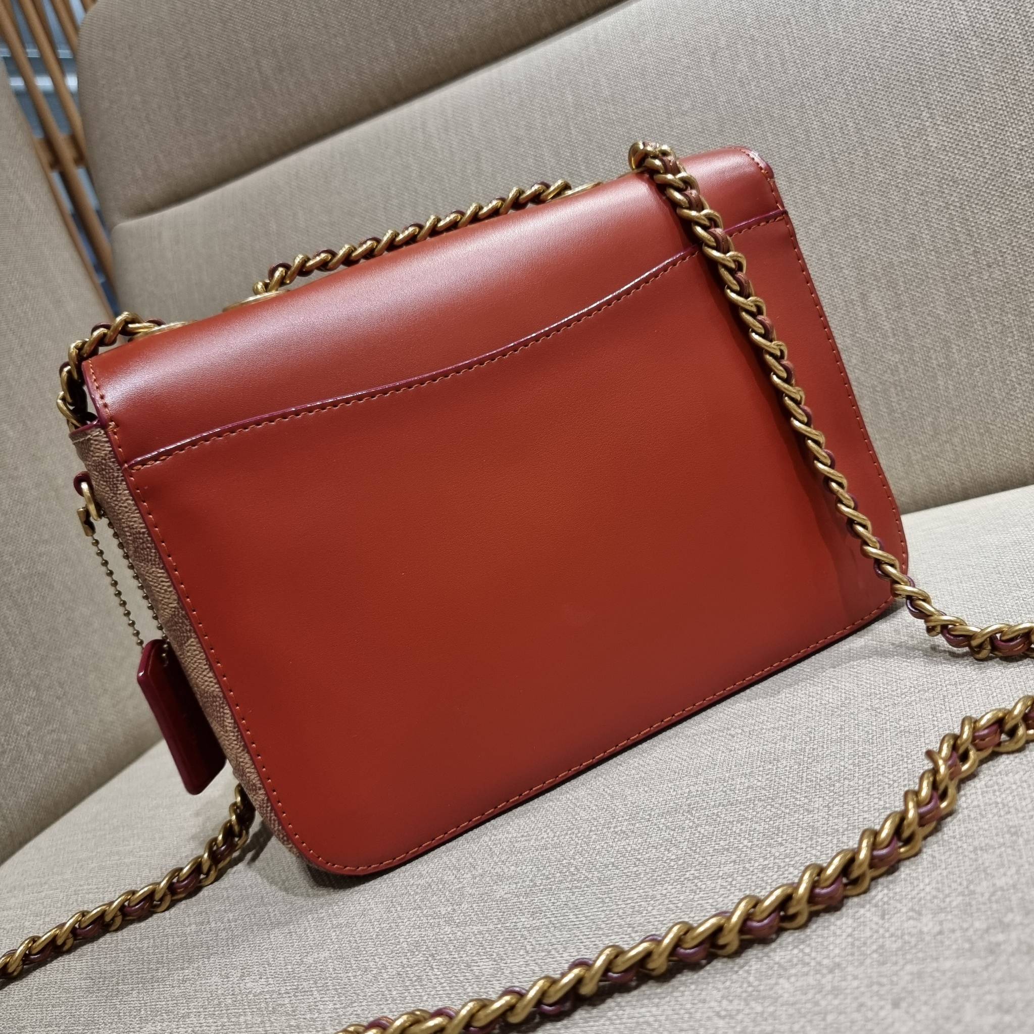 COACH C0827 MADISON SHOULDER BAG IN SIGNATURE CANVAS กระเป๋าสะพายข้าง รุ่นยอดฮิต ไซส์ใหญ่จุใจ ดีไซน์สวย โดดเด่นด้วยตัวล็อครูปดอกไม้ ตกแต่งตัดกันกับลายซีอย่างลงตัว วัสดุหนังแท้สลับหนังแคนวาสเคลือบลาย ภายในแบ่งสัดส่วนให้อย่างดี มาพร้อมสายสะพายในตัว ปรับใช้ไ