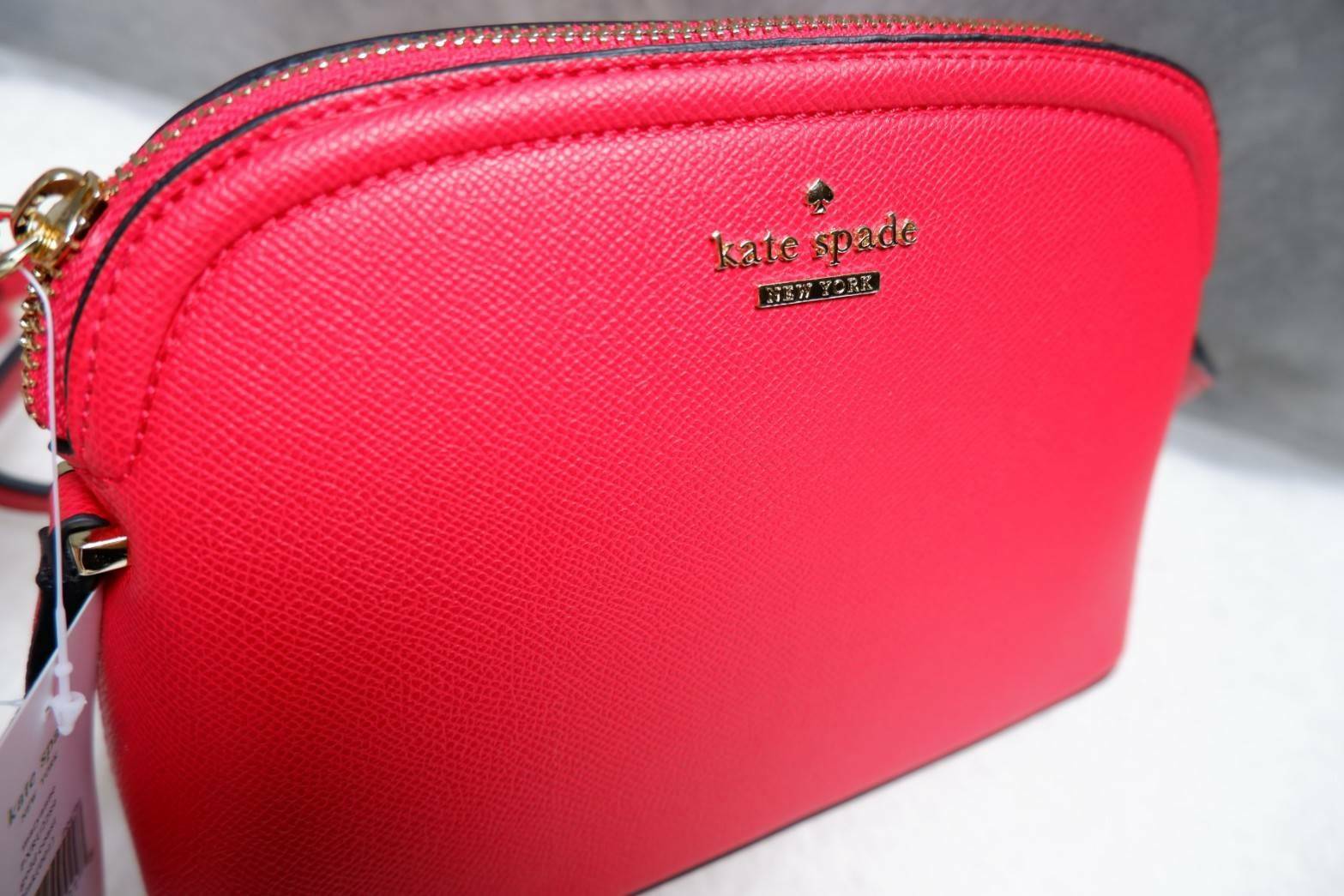 Katespade Crossbody Bag ด้านหน้าติดโลหะชื่อแบรนด์อะไหล่สีทอง เปิดปิดด้วยช่องซิป ด้านในเป็นช่องใส่สิ่งของ และมีป้ายหนังปั๊มโลโก้แบรนด์ ผ้าบุเป็นลายแบรนด์อีกด้วย รุ่นนี้มาพร้อมสายสะพายยาวปรับระดับได้ ทรงนี้สะพายกี่ทีก้อไม่มี out นะจ้ะสาวๆ