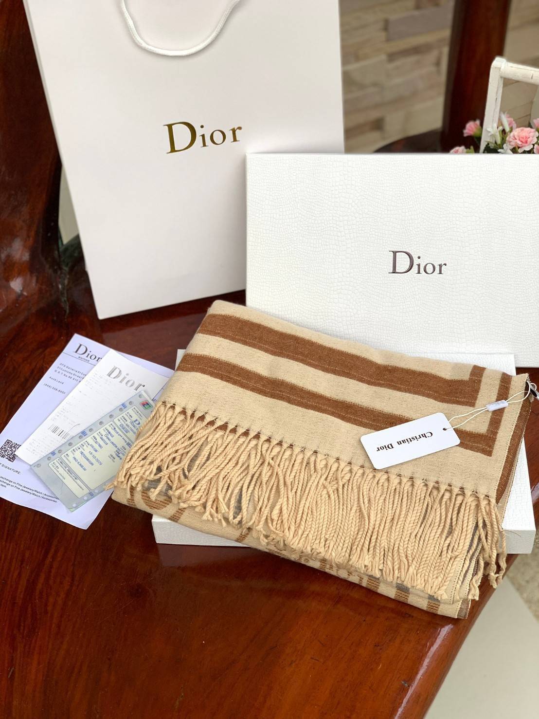 CHRISTIEN DIOR PARIS SILK SCARF สุดเอ็คเซ็คคลูทีฟกับแบรนด์ดังจากปารีส ด้วยงานพรีเมี่ยมกิ้ฟ ส่งมอบความรู้สึกดีๆให้กับคนที่คุณรัก ในรูปแบบผ้าพันคอและผ้าคลุมไหล่ผืนใหญ่ให้ความอบอุ่น ถักทอด้วยผ้าcashmere สีสันสุภาพเข้าได้กับเสื้อผ้าทุกเฉดสี มาพร้อมกล่องแบรนด์