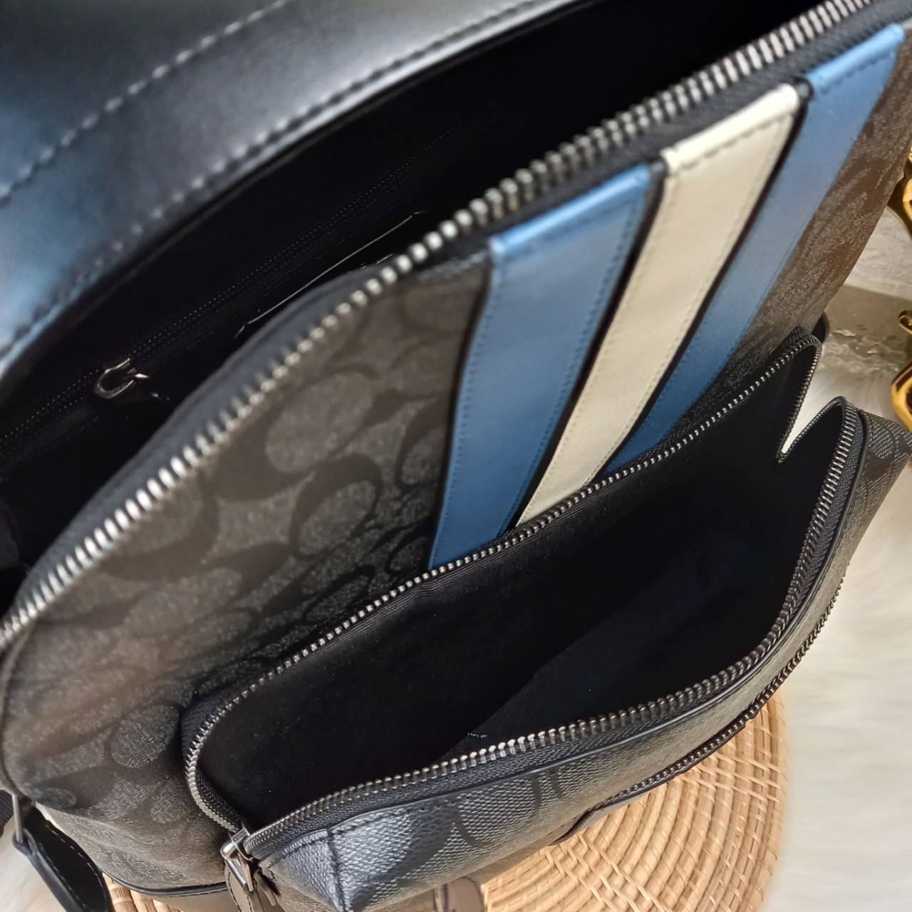 COACH WEST BACKPACK IN SIGNATURE CANVAS WITH VARSITY STRIPE (COACH 3001)😎กระเป๋าเป้ กระเป๋าสะพาย รุ่นหายาก ที่มีมาไม่บ่อย// วัสดุแคนวาส ผสมหนังแท้ หนังนิ่ม ทรงสวย จุของได้เยอะ ลาย SIGNATURE โดดเด่น ดูดีม๊าก!!// มีช่องหลัก แยกเป็น 2 ช่อง สามารถแยกเ
