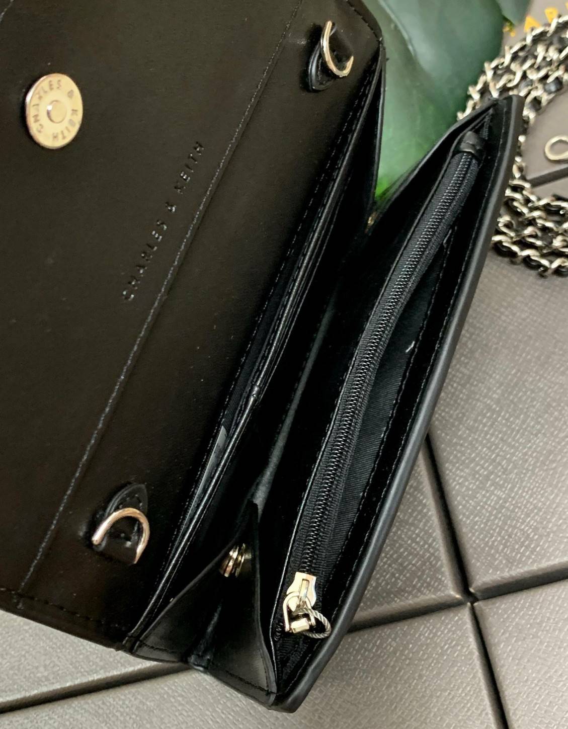 CHARLES & KEITH BAG กลับมาอีกครั้ง รุ่นขายดีค่ะ...กระเป๋าสตางค์มีสายสำหรับสะพายข้างหรือแบบครอสบอดี้ร์ได้ค่ะ วัสดุหนังเรียบ ด้านหน้ามีอะไหล่โลโก้แบรนด์ เปิดปิดกระเป๋าแบบกระดุมแม่เหล็ก ภายในมีช่องใส่ธนบัตร สามารถใส่แบงค์พันได้ค่ะ มีช่องใส่บัตรต่างๆ ช่องซิปส