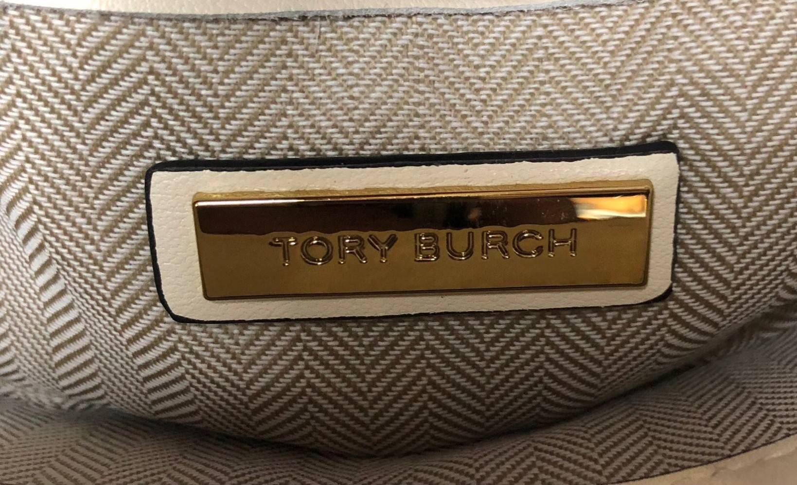 TORY BURCH KIRA CHEVRON SMALL FLAP SHOULDER BAG รุ่นใหม่ พร้อมสีใหม่ มาให้จับจองแบบไม่ต้องรอพรีฯ กระเป๋าสะพาย ขนาดกะทัดรัด ไซส์สะพายคล่องตัว หรือจะคล้องไหล่ หรูๆ ลูกคุณหนูไปอีก สีผู้ดีมากๆ ดีไซน์รูปทรงคลาสสิคเฉพาะตัว วัสดุหนังแกะ สัมผัสนิ่ม เปิด-ปิดด้วยกร