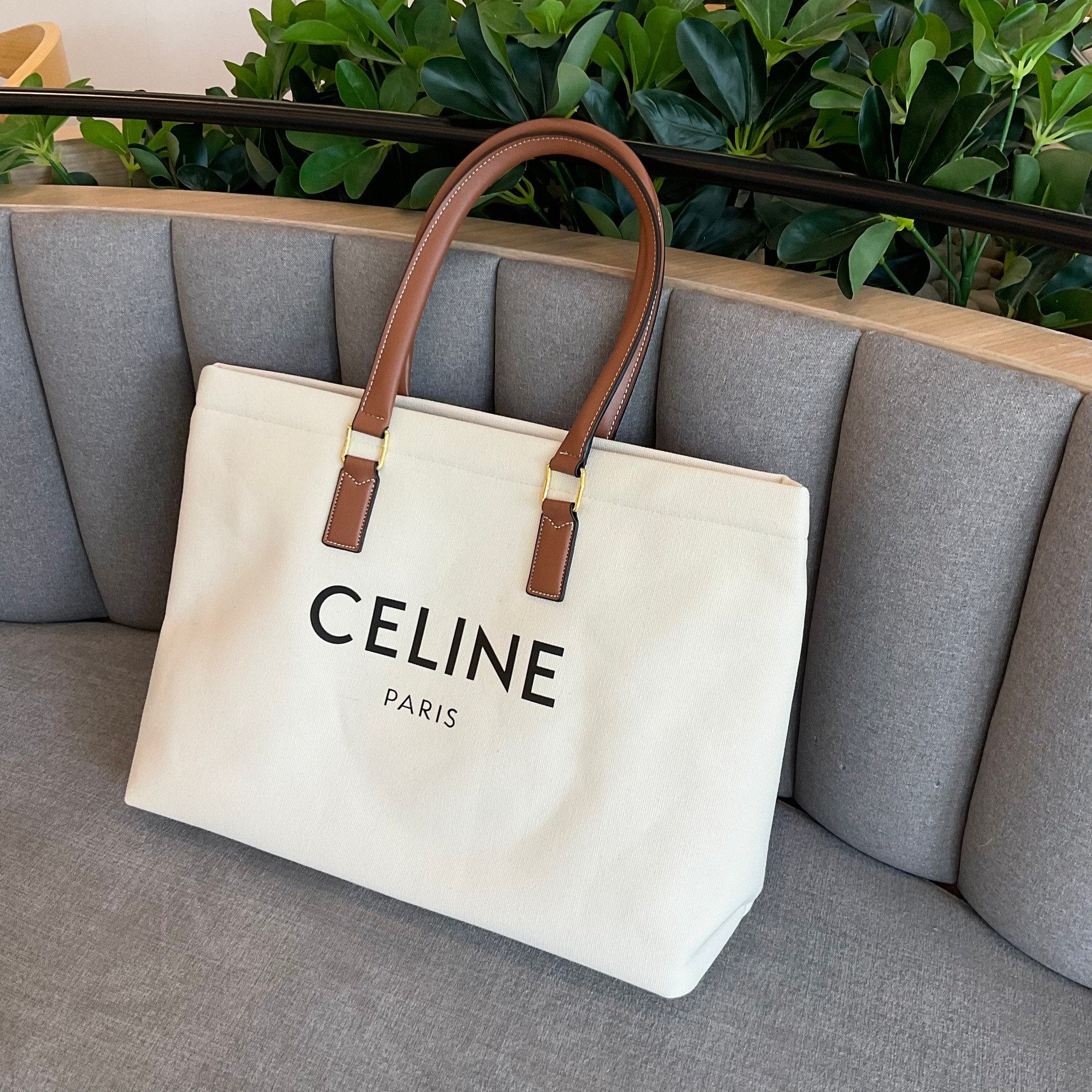 รุ่นขายดีในตำนาน! Celine Horizontal Cabas Canvas / CELINE TOTE BAG กำลังมาแรงในยุคปัจจุบันเลยทีเดียวเพราะด้วยขนาดและดีไซน์ของกระเป๋าแบบถุงกระดาษทรงสี่เหลี่ยมผืนผ้า