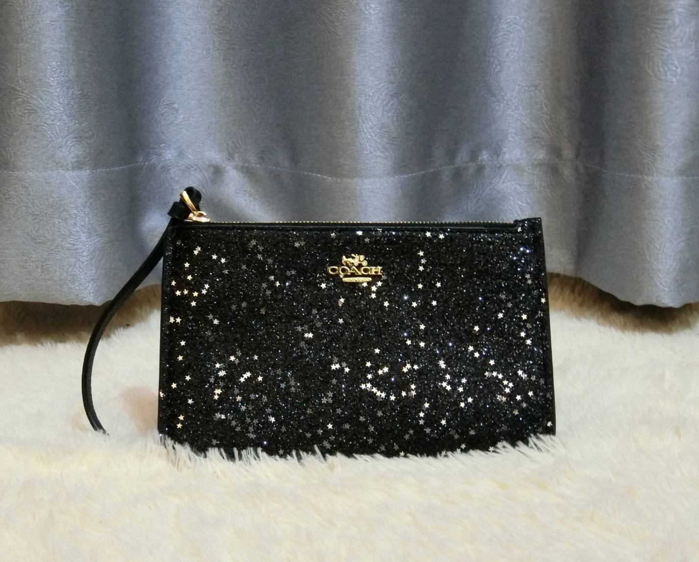 Coach Star Glitter Corner Zip Wristlet / FACTORY HK กระเป๋าคล้องมือทรงคลัช ตัวกระเป๋าตกแต่งกริ๊ตเตอร์ ด้านหน้าติดอะไหล่แบรนด์ สวยหรู เปิดปิดด้วยซิป ด้านในบุผ้ากำหยี่สามารถใส่โทรศัพท์มือถือได้ทุกรุ่น มาพร้อมสายคล้องมือ 1เส้น MUST HAVE!!