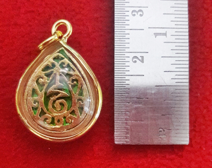 จี้พระประจำวันเกิดวันพุธกลางวัน ปางอุ้มบาตร พื้นสีเขียวองค์ใหญ่ทรงหยดน้ำ ล้อมเพชรเลี่ยมทองไมครอนค่ะ