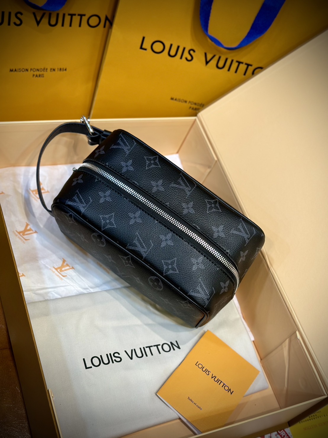 LV Trousse Toilette Locker Dopp Kit / LV Clutch Bag 22cm กระเป๋าถือทรงพอชหรือคลัช แบบคลาสสิกสวยงามเป็นเอกลักษณ์ มีหูหิ้วพกพาสะดวก เกรดออริ