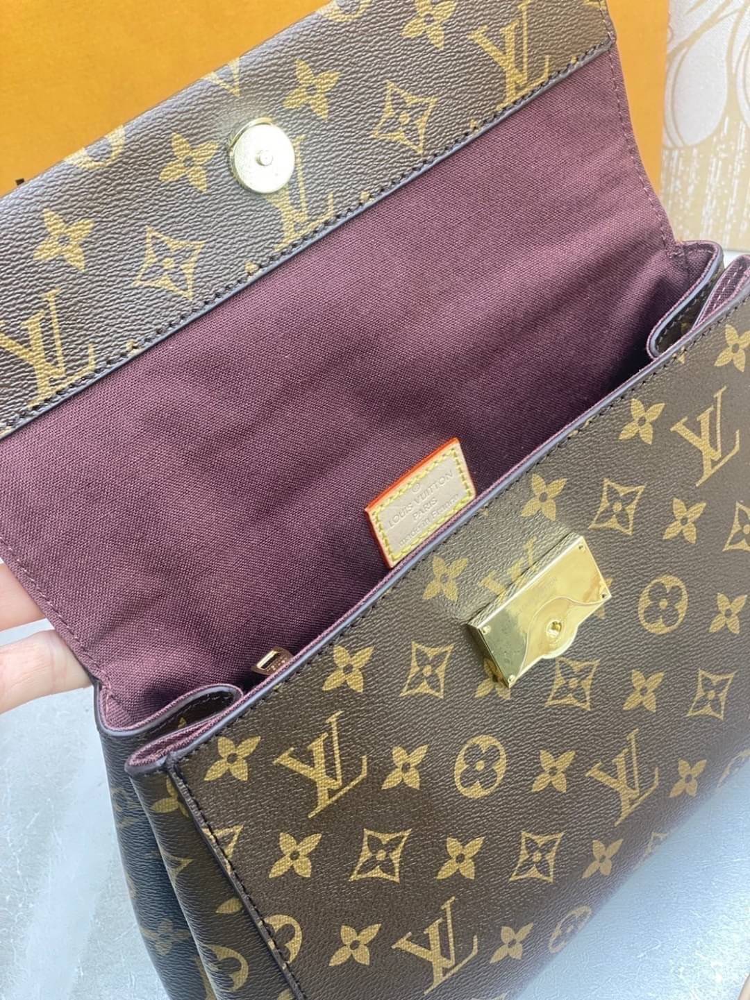 LV Cluny BB Monogram Handbag กระเป๋าสะพายลายโมโนแกรมทรงสวยเหนือกาลเวลา เป็นอีกรุ่นที่ขายดีมาก เกรดออริ 1:1 ใช้งานต่างประเทศได้