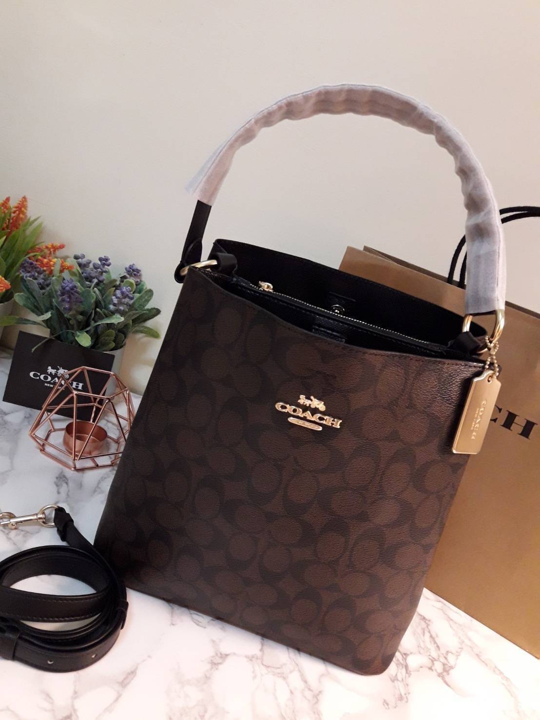 ใบใหญ่ 10" COACH TOWN BUCKET BAG IN SIGNATURE CANVAS (COACH 91512) 🌺 เป็นสีที่ขายดีมากๆ และหายากมากๆด้วย!! //ขนาด 10 นิ้ว ใส่ของได้จุใจ!! //กระเป๋าสะพายข้าง //วัสดุหนังแคนวาสอย่างดี หนังสวย อยู่ทรง มีสายสะพายยาว ใช้สะพายเป็นคลอสบอดี้ได้ สายยา