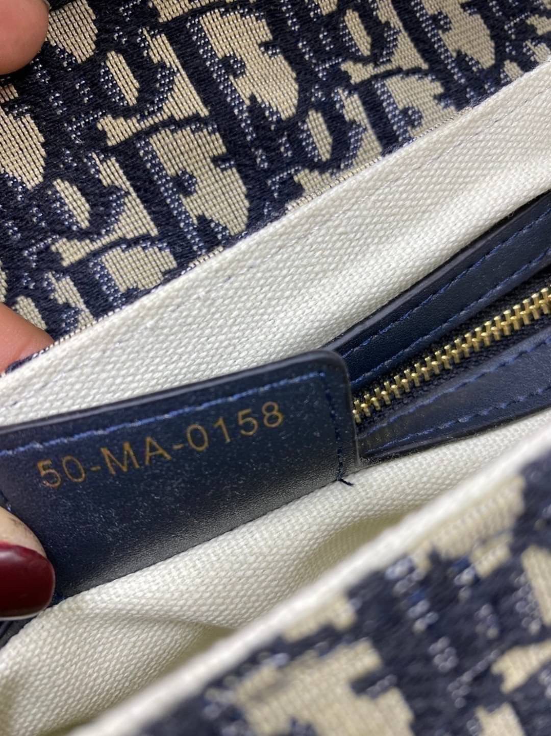 หนังแท้ DIOR SADDLE BAG Oblique Embroidery รุ่นใหม่ กระเป๋ารุ่นยอดนิยมตามแบบฉบับแบรนด์ งานทอลายคมชัด ใช้งานได้ 2 แบบ สะพายยาว CROSSBODY และสายสั้นถือได้เก๋ๆ ลุคนี้คูลสุดๆ เลยค่าา ภาพถ่ายจากสินค้าจริง! สวยมาก พร้อมส่งที่ไทยราคาสุดคุ้ม สาวๆ ห้ามพลาดค่ะ!