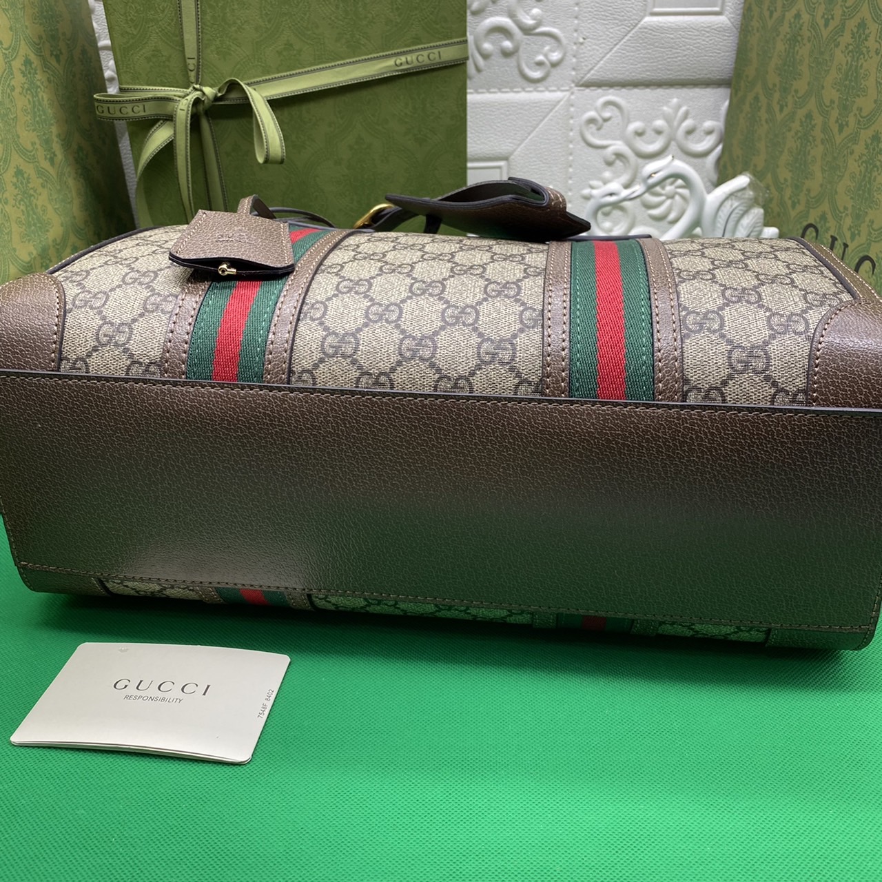 หนังแท้ Gucci keepall Ophidia GG medium carry-on duffle กระเป๋าใบใหญ่จุใจ ใส่สัมภาระขึ้นเครื่องเดินทางได้ ใส่เสื้อผ้า รองเท้า เอกสาร A4 iPad Notebookได้ หูจับแข็งแรง สายสะพายยาวถอดออกได้ สะพายไหล่หรือ Crossbody ก็ดูดี ใช้ได้ทั้งชายหญิง ภาพถ่ายสินค้าจริง ไ