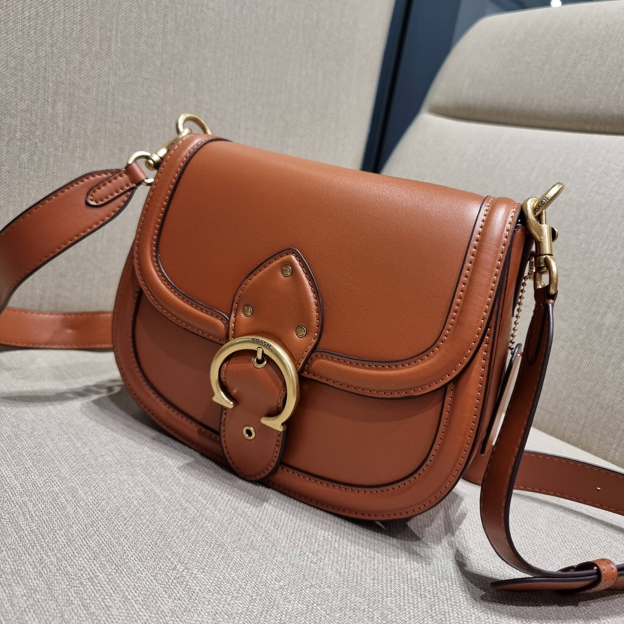 COACH C0749 BEAT SADDLE BAG The best item! ที่สาวๆรอคอย! ฮอตไฟลุก! สีหายาก ละมุนคุณหนู คอลเลคชั่นใหม่ ดีไซน์หรูหรา พิเศษมากๆมาพร้อมสายสะพาย 2 เส้น ใช้คู่กันหรือแยกสะพายก็สวยครบสูตร กระเป๋าสะพายทรง saddle คลาสสิค วัสดุหนัง glove-tanned ทนทาน เปิด-ปิดด้วยกร