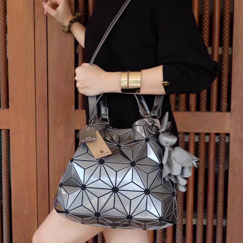 สีเข้าใหม่ล่าสุด ลาย Limited edition หายาก 👍ปรับทรงได้ 2 แบบ น่ารักมาก สี Gloss grey สวยที่สุด มาพร้อมกระต่ายเข้า set เลิศคะ กระเป๋า จากแบรนด์ David Jones กระเป๋าสะพายข้างดีไซน์เกร๋มาก สีสวยหรูมาก ขนาดกะลังดีเลย น้ำหนังเบามากคะ ภายในมีช่องเก็บของจ