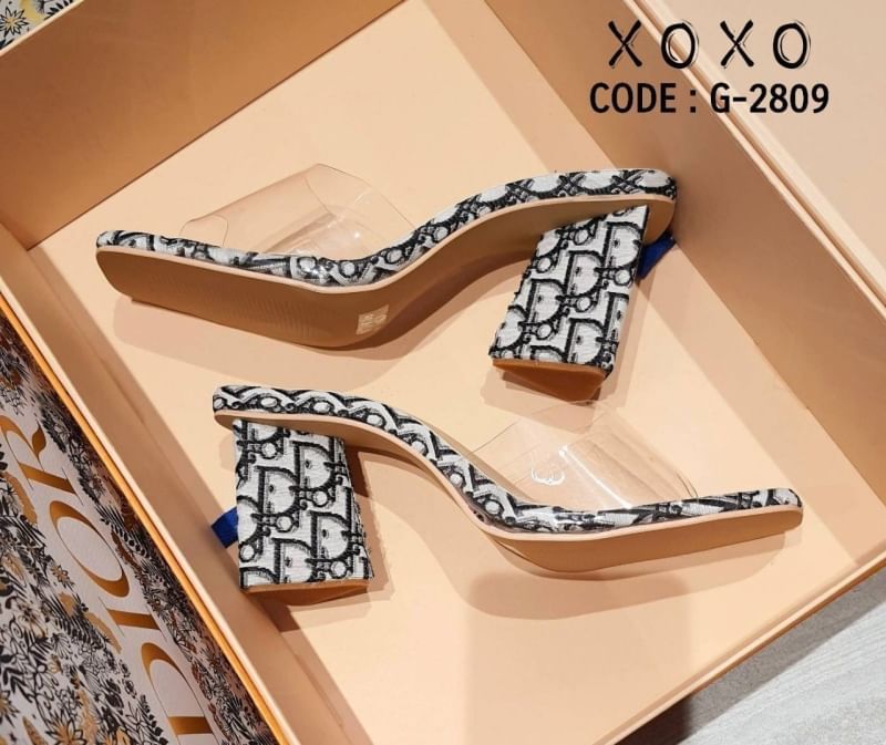 Christian Dior งานสวม คาดพบาสติกใสอย่างดี เนื้อนุ่ม วัสดุผ้าลายแบรนด์ เก๋ๆ กับส้น 3 เหลียม สวมเก๋ ใส่สบาย ไม่เมื่อย แมทส์ชุดง่าย น้ำหนักเบา